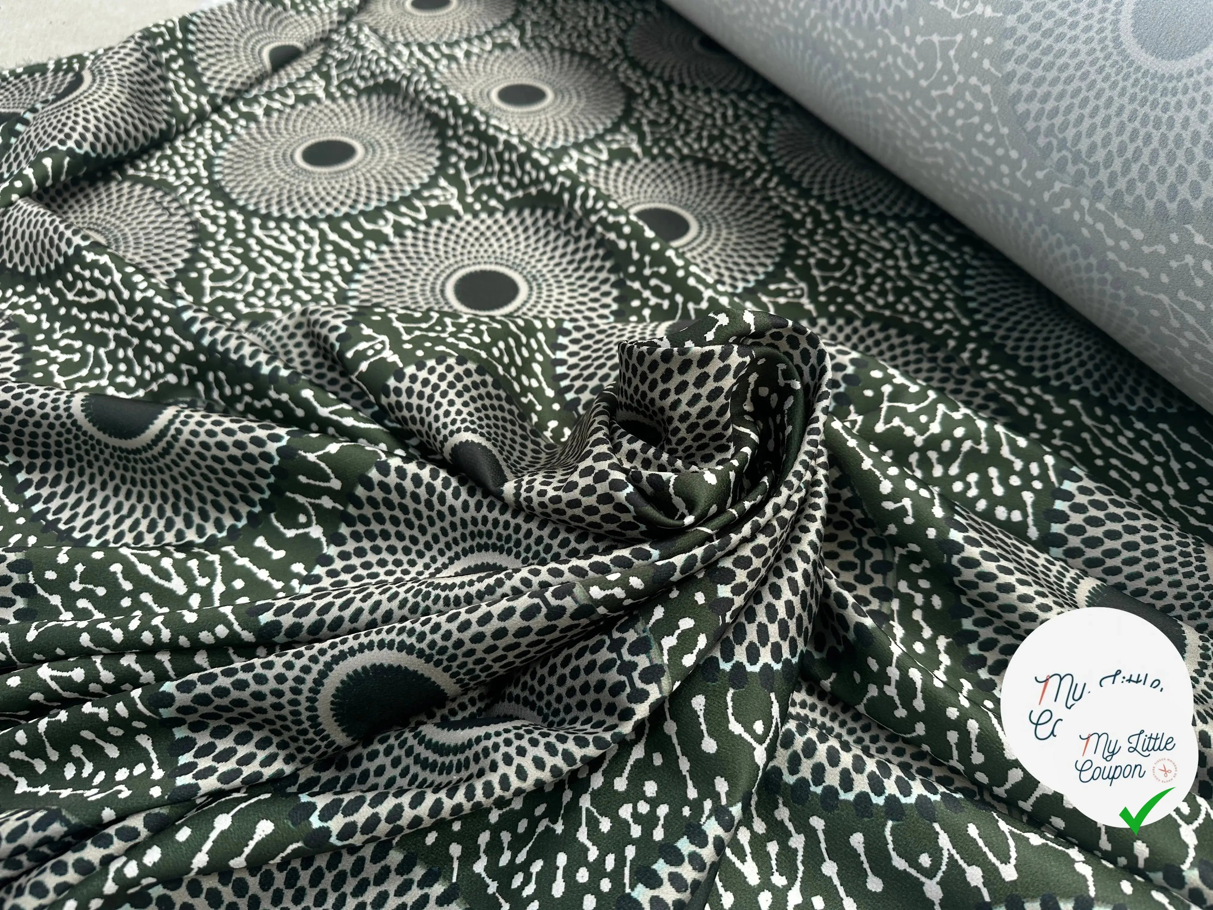 CRÊPE LÉGÈREMENT SATINÉ ROSACES ABYSALES VERT MLC INTERN