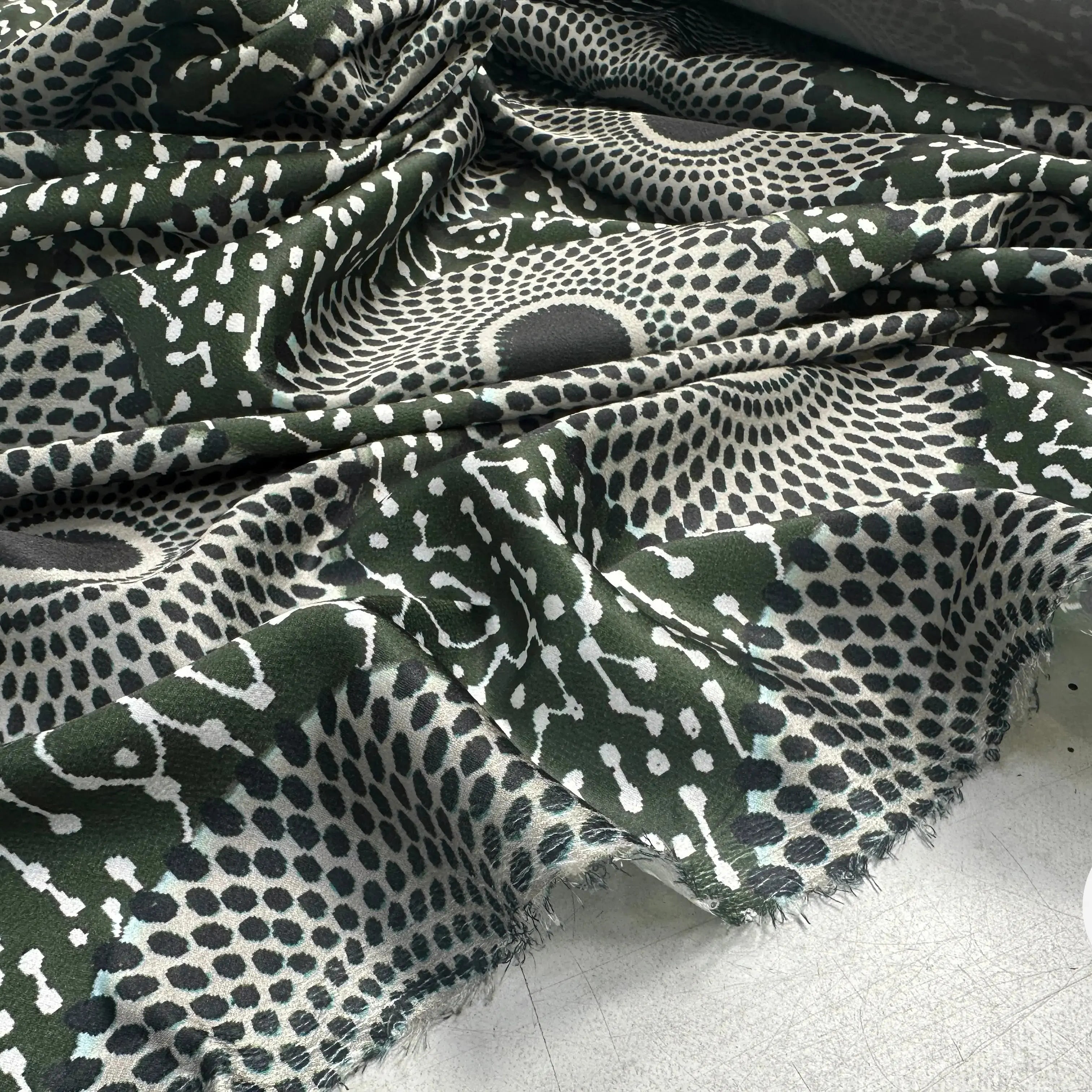 CRÊPE LÉGÈREMENT SATINÉ ROSACES ABYSALES VERT MLC INTERN