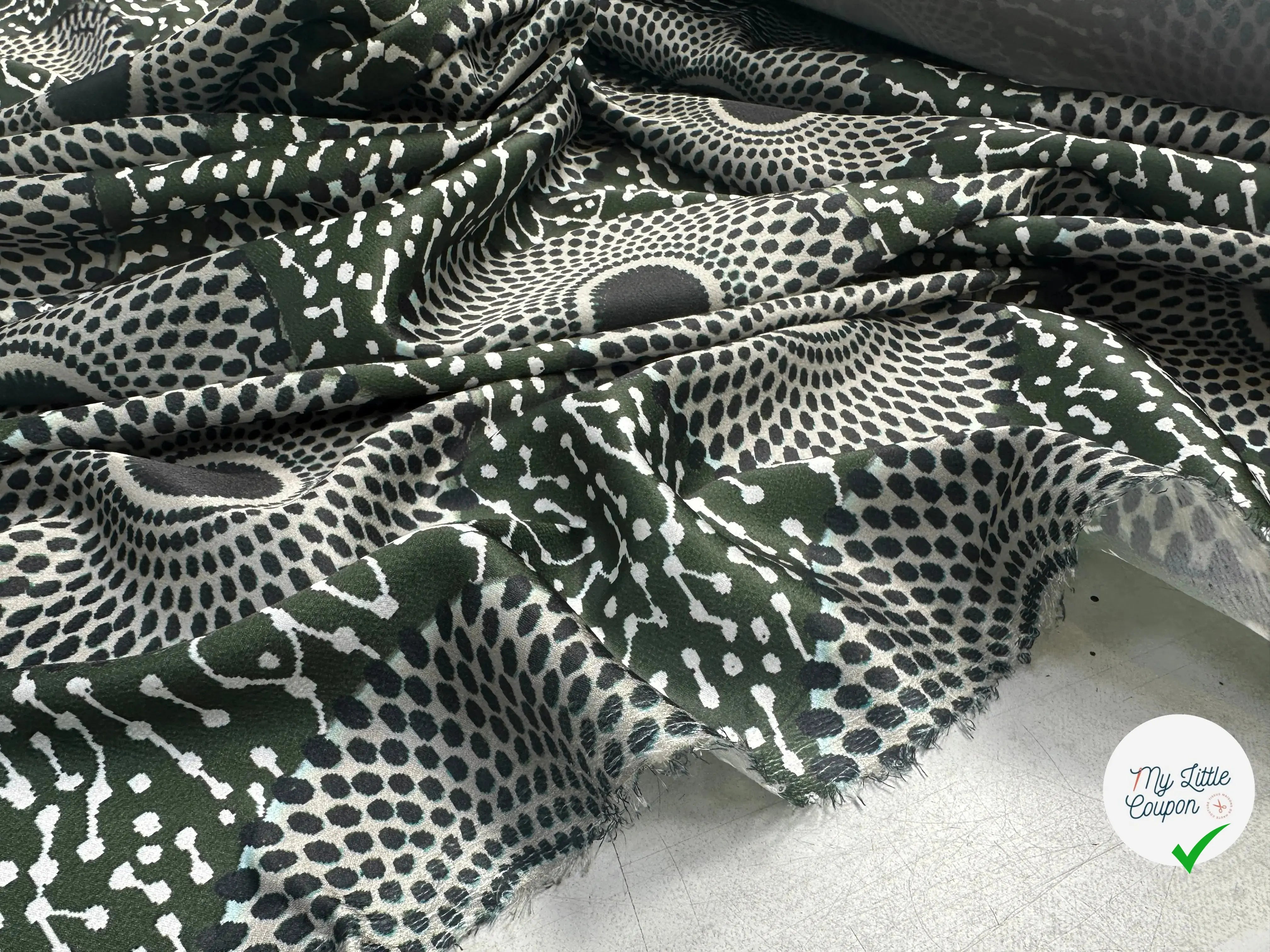 CRÊPE LÉGÈREMENT SATINÉ ROSACES ABYSALES VERT MLC INTERN