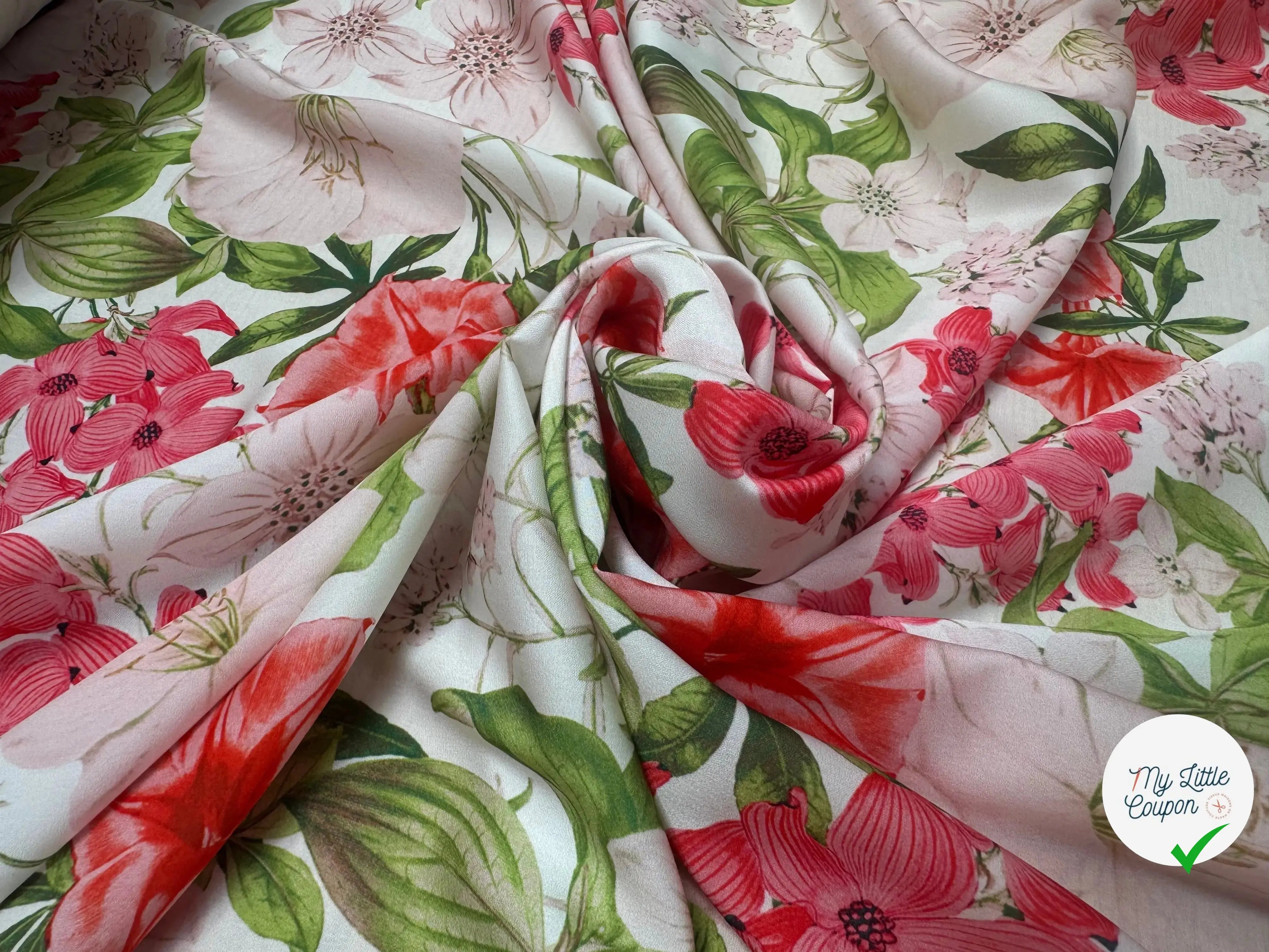 CREPE SATINÉ FOND BLANC MOTIF FLEURS ROSE ET FEUILLES VERTE - My Little Coupon