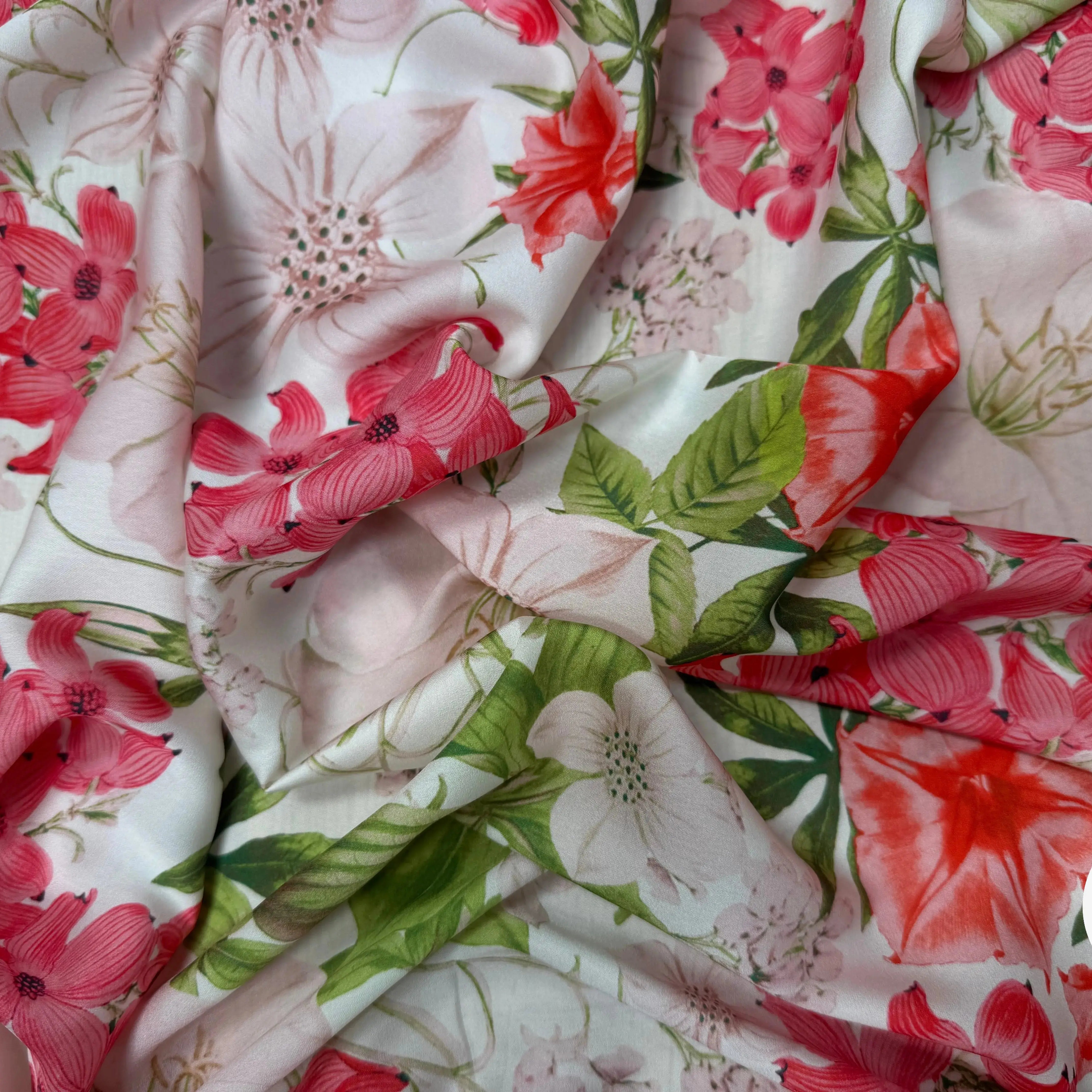 CREPE SATINÉ FOND BLANC MOTIF FLEURS ROSE ET FEUILLES VERTE - My Little Coupon