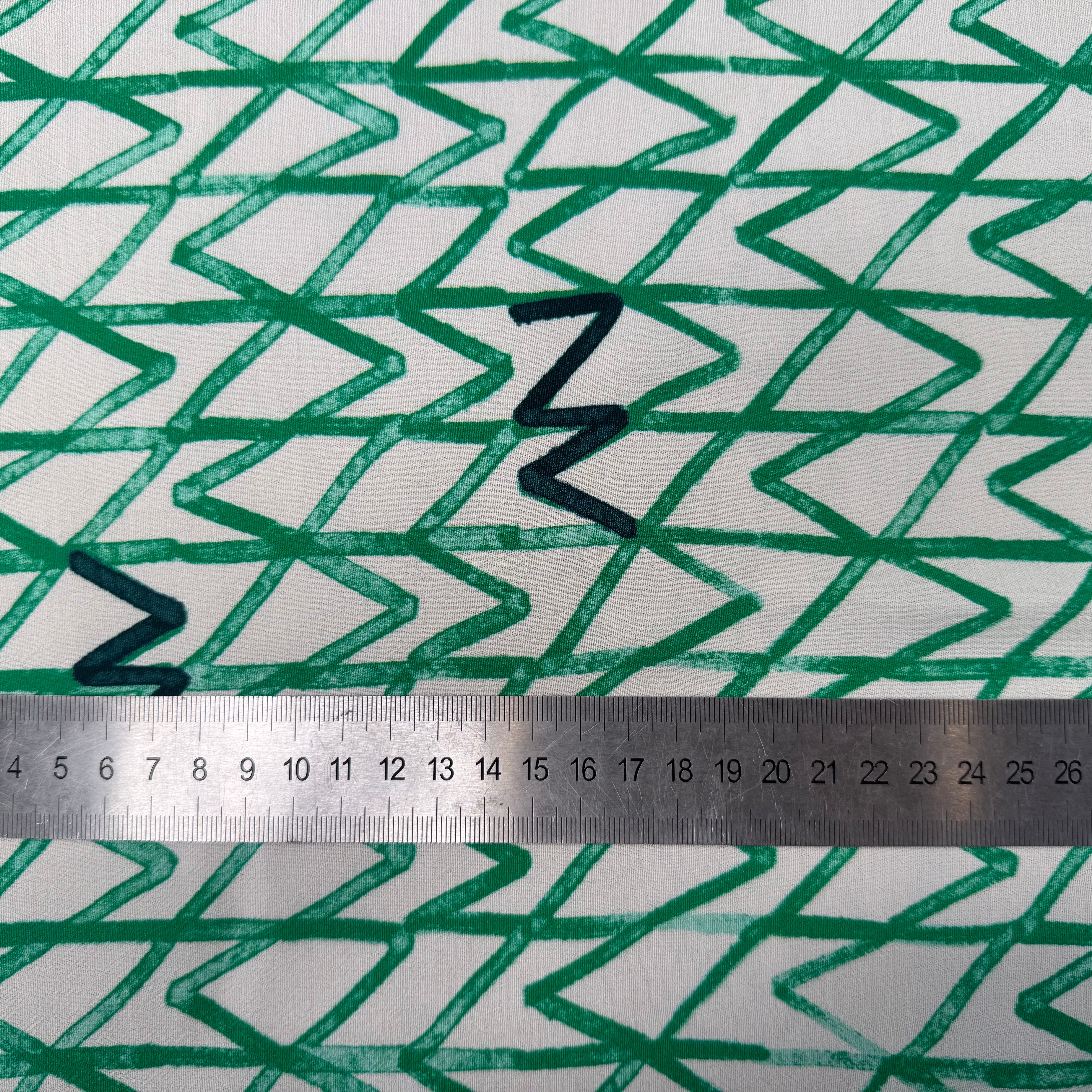 CRÊPE VISCOSE ECOVERO FOND BLANC MOTIFS GEOMETRIQUE VERT - My Little Coupon