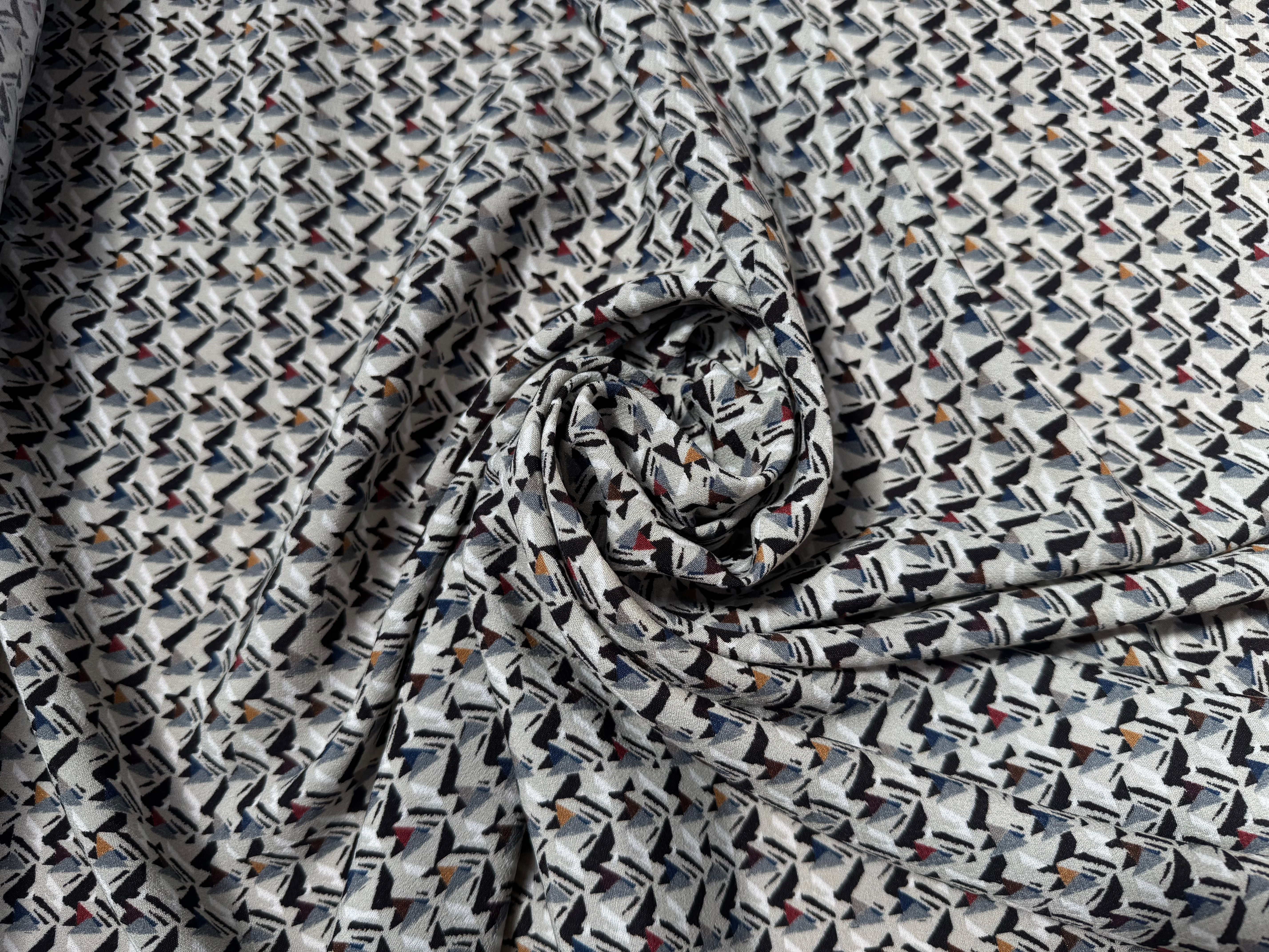 CRÊPE VISCOSE FOND GRIS MOTIFS TRIANGLE MULTICOLORE - My Little Coupon