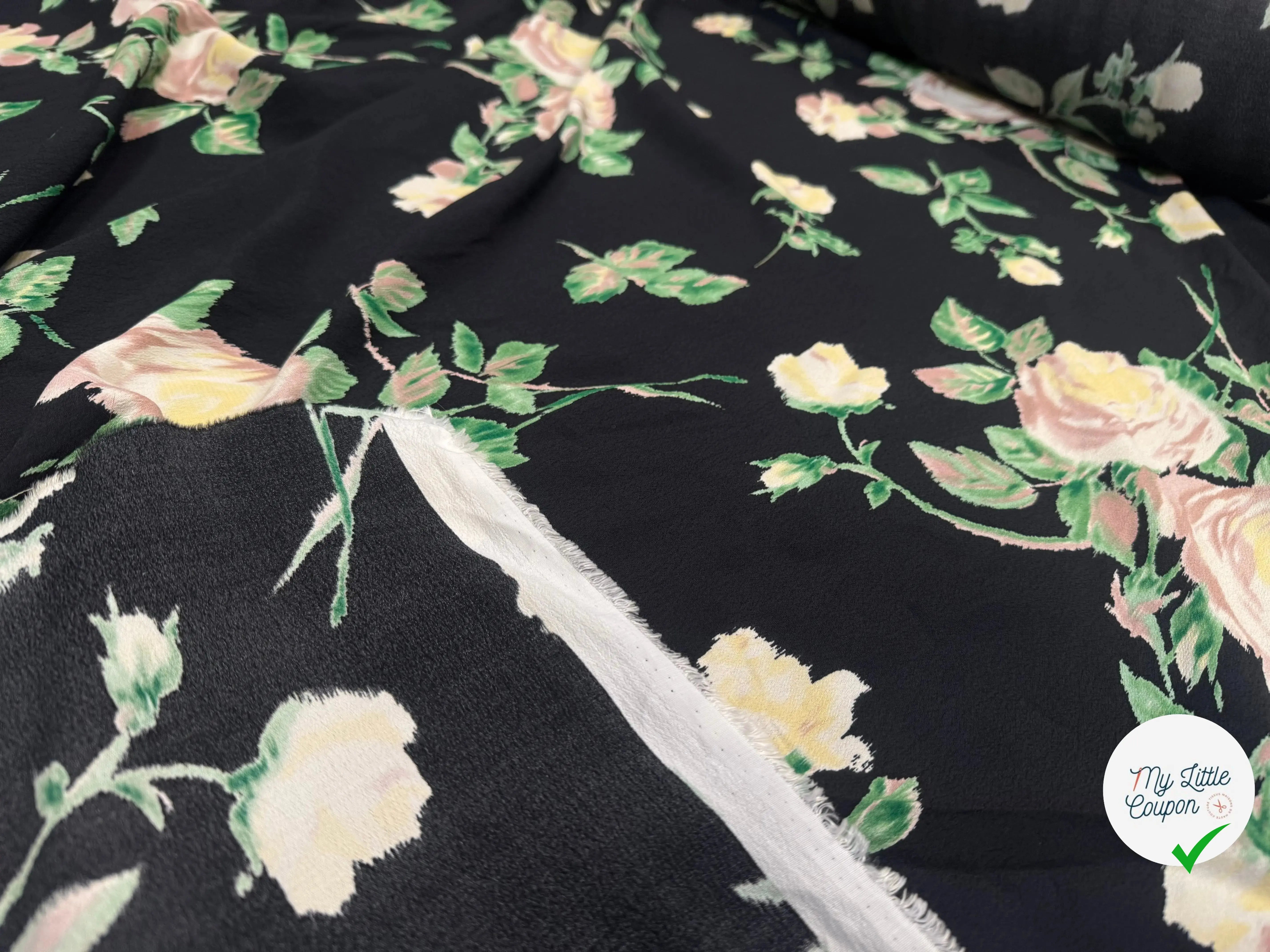 CRÊPE VISCOSE IMPRIMÉE FLEURIE ROSE PÂLE ET VERT - My Little Coupon