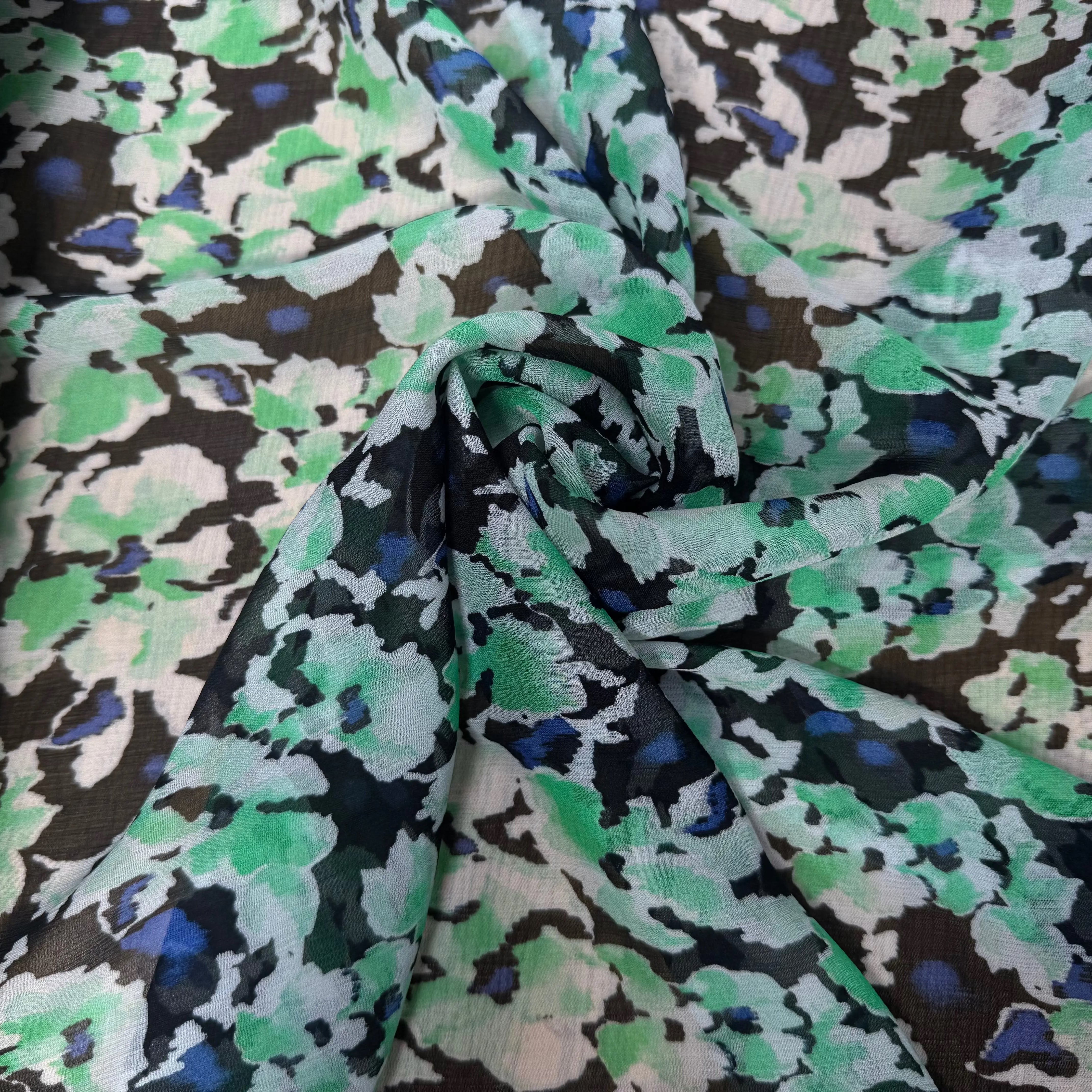 CRÉPON VISCOSE FOND NOIR MOTIFS FLEURS BLANC ET VERT - My Little Coupon