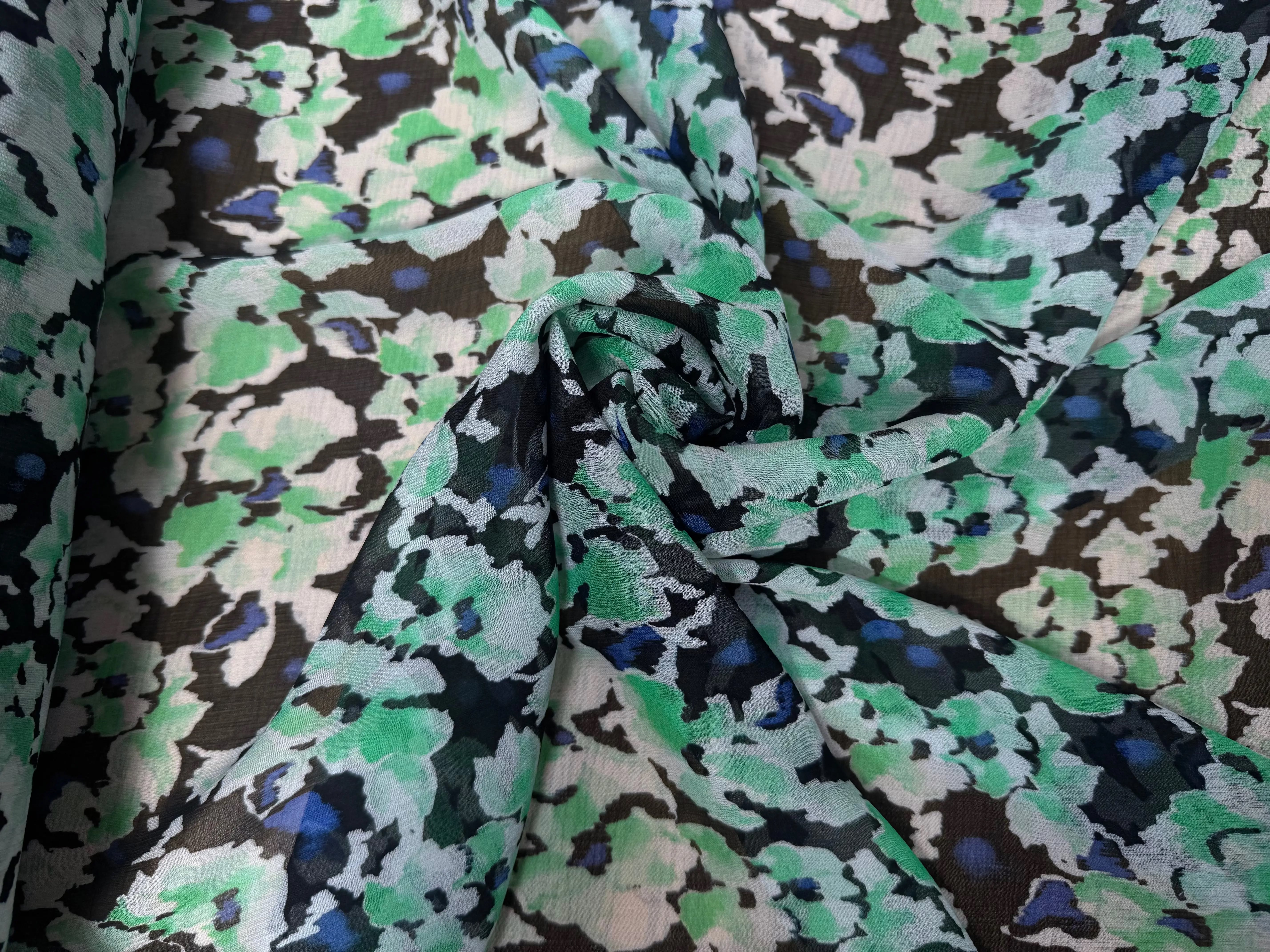 CRÉPON VISCOSE FOND NOIR MOTIFS FLEURS BLANC ET VERT - My Little Coupon