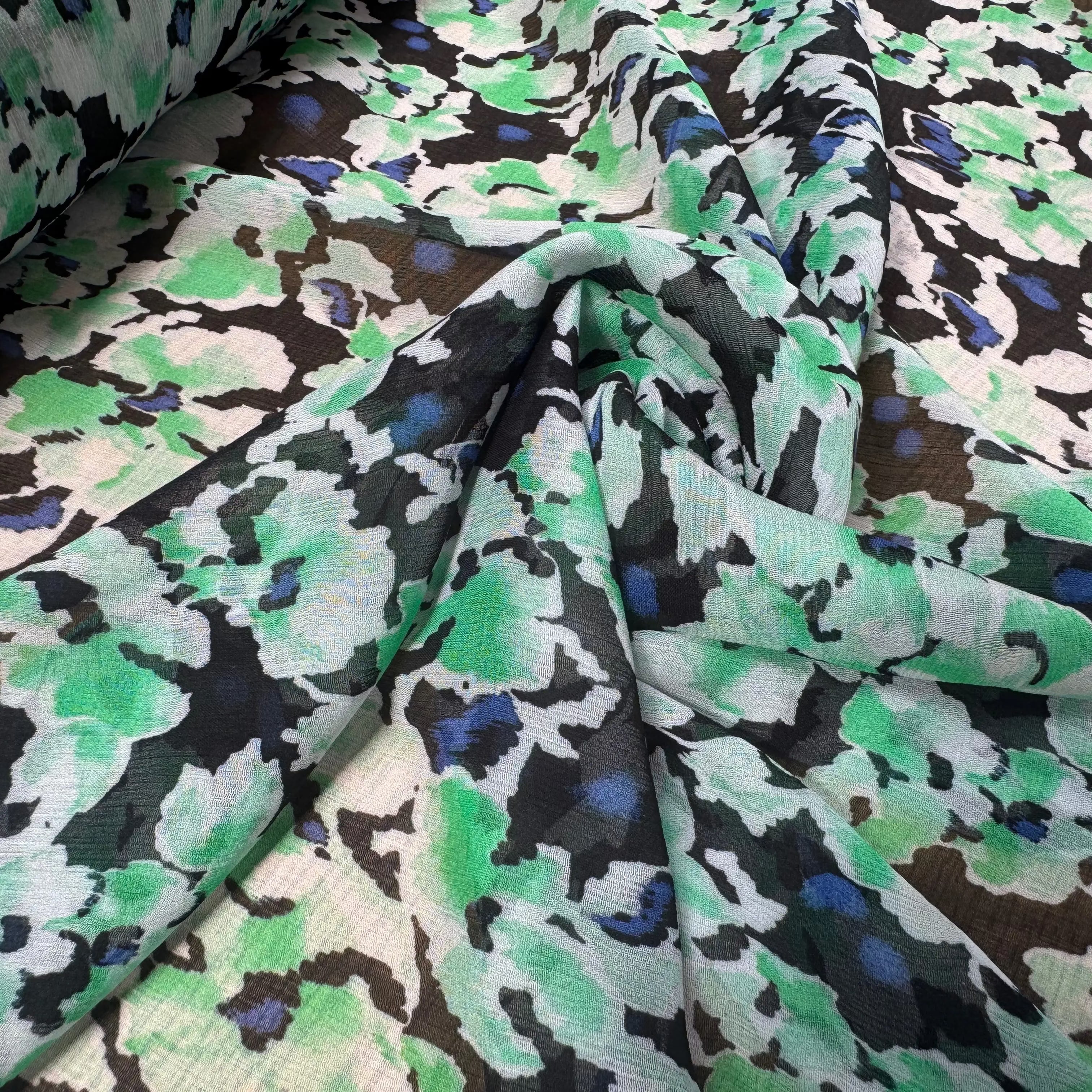 CRÉPON VISCOSE FOND NOIR MOTIFS FLEURS BLANC ET VERT - My Little Coupon