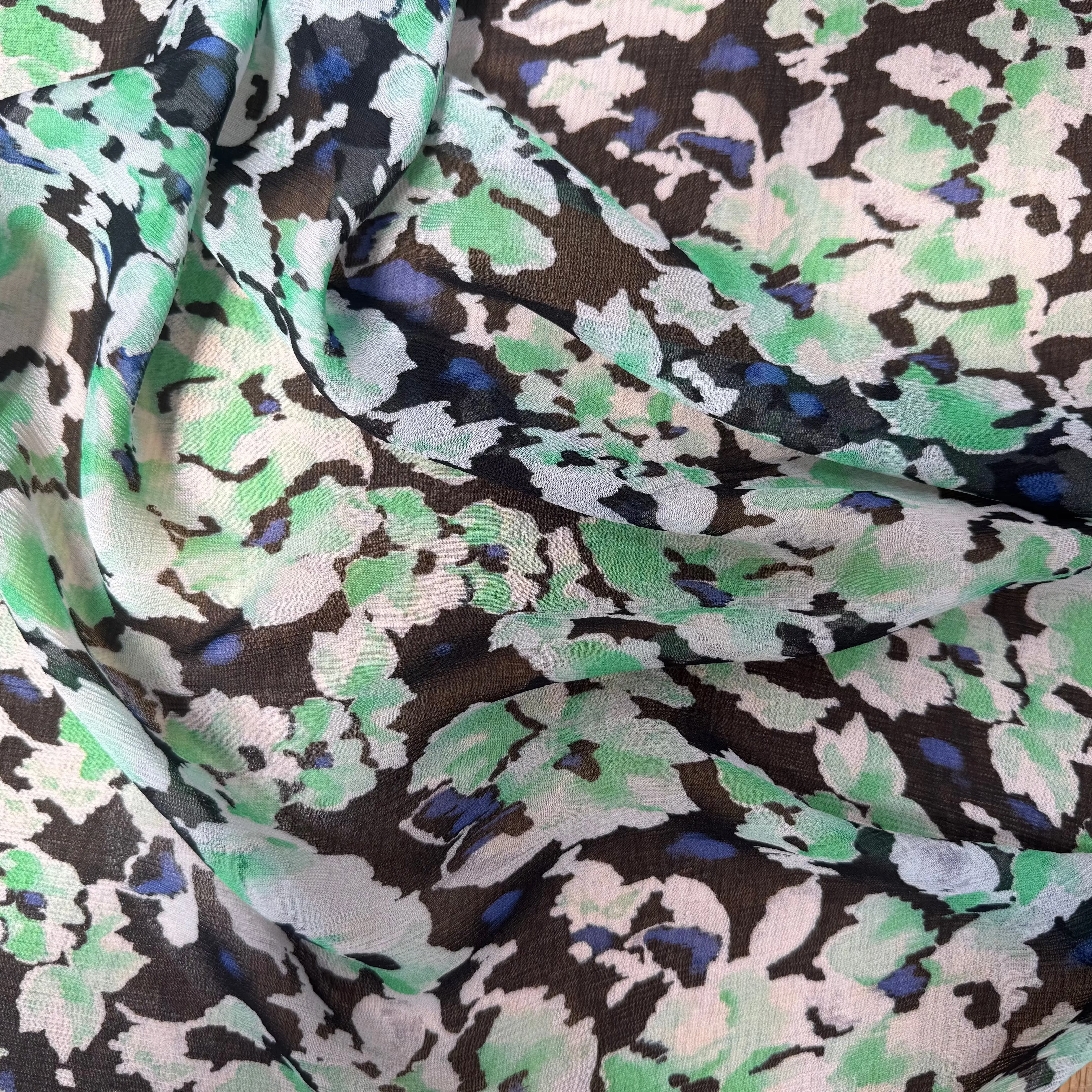 CRÉPON VISCOSE FOND NOIR MOTIFS FLEURS BLANC ET VERT - My Little Coupon