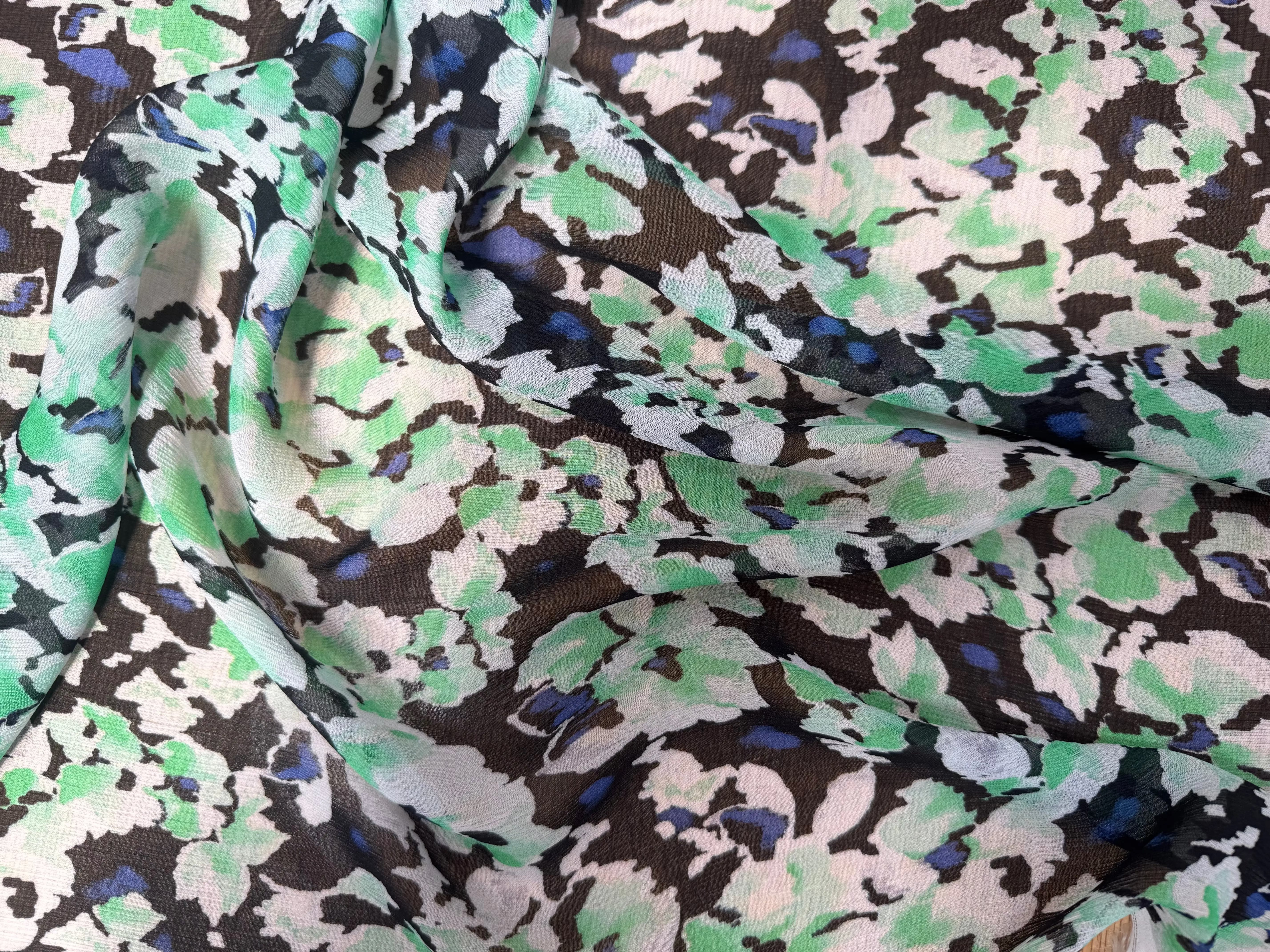 CRÉPON VISCOSE FOND NOIR MOTIFS FLEURS BLANC ET VERT - My Little Coupon