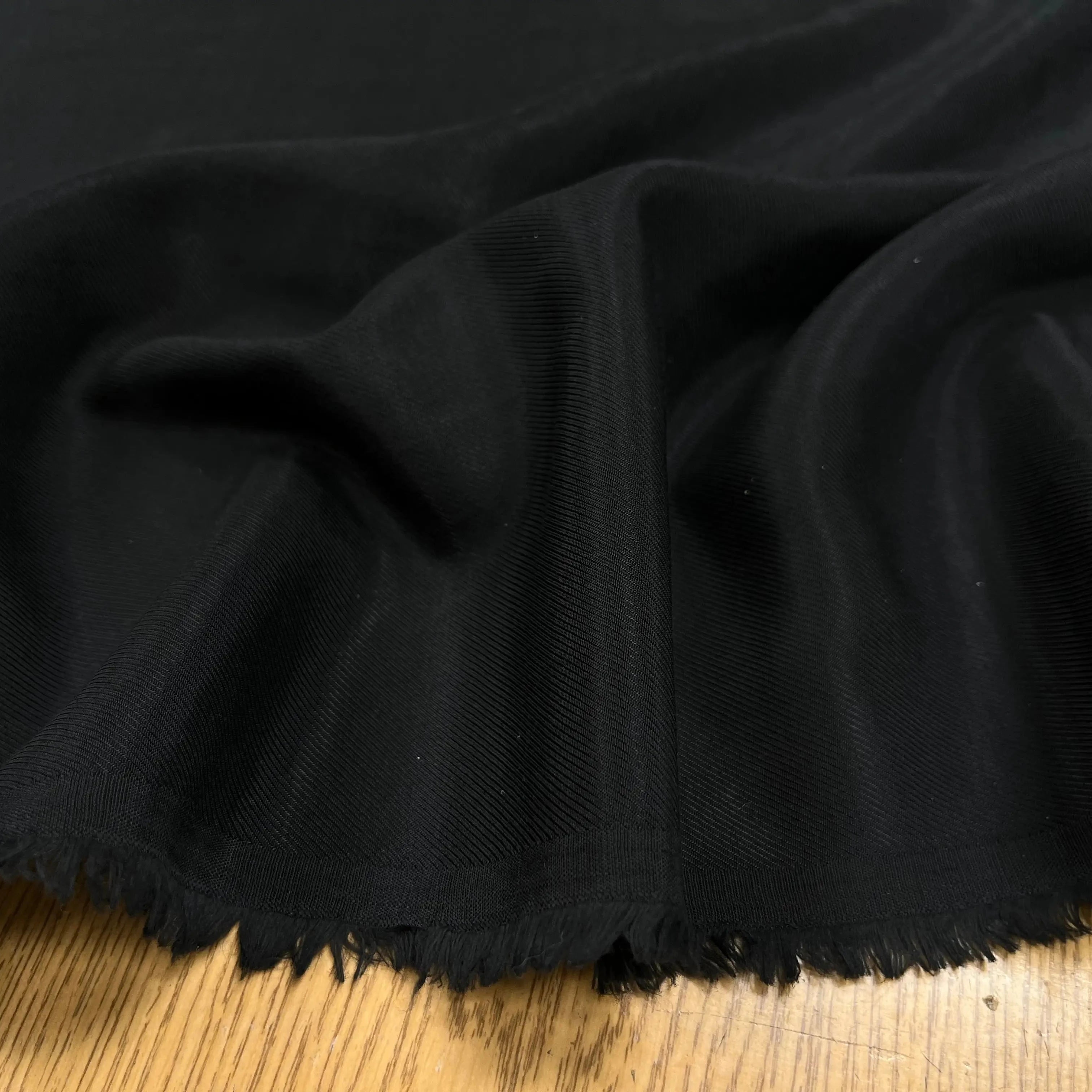 DOUBLURE VISCOSE SERGÉE UNI NOIR FINE RAYURE LISSE - My Little Coupon