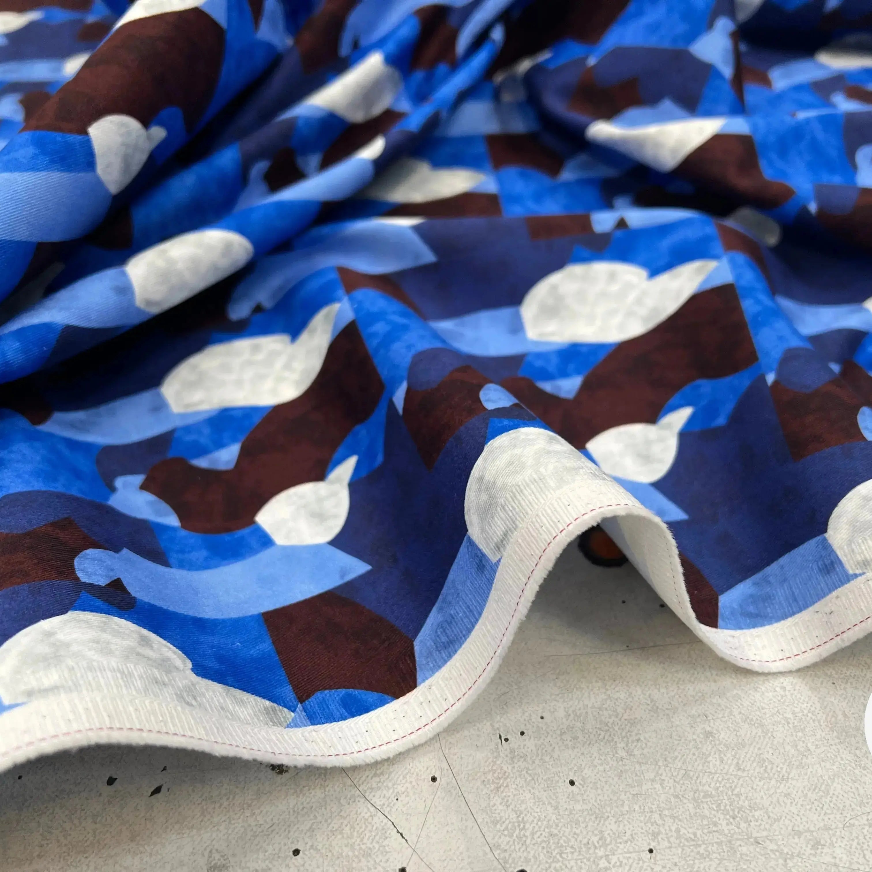 GABARDINE FINEMENT SERGÉE TACHES BLEU MARRON & BLANC MLC INTERN