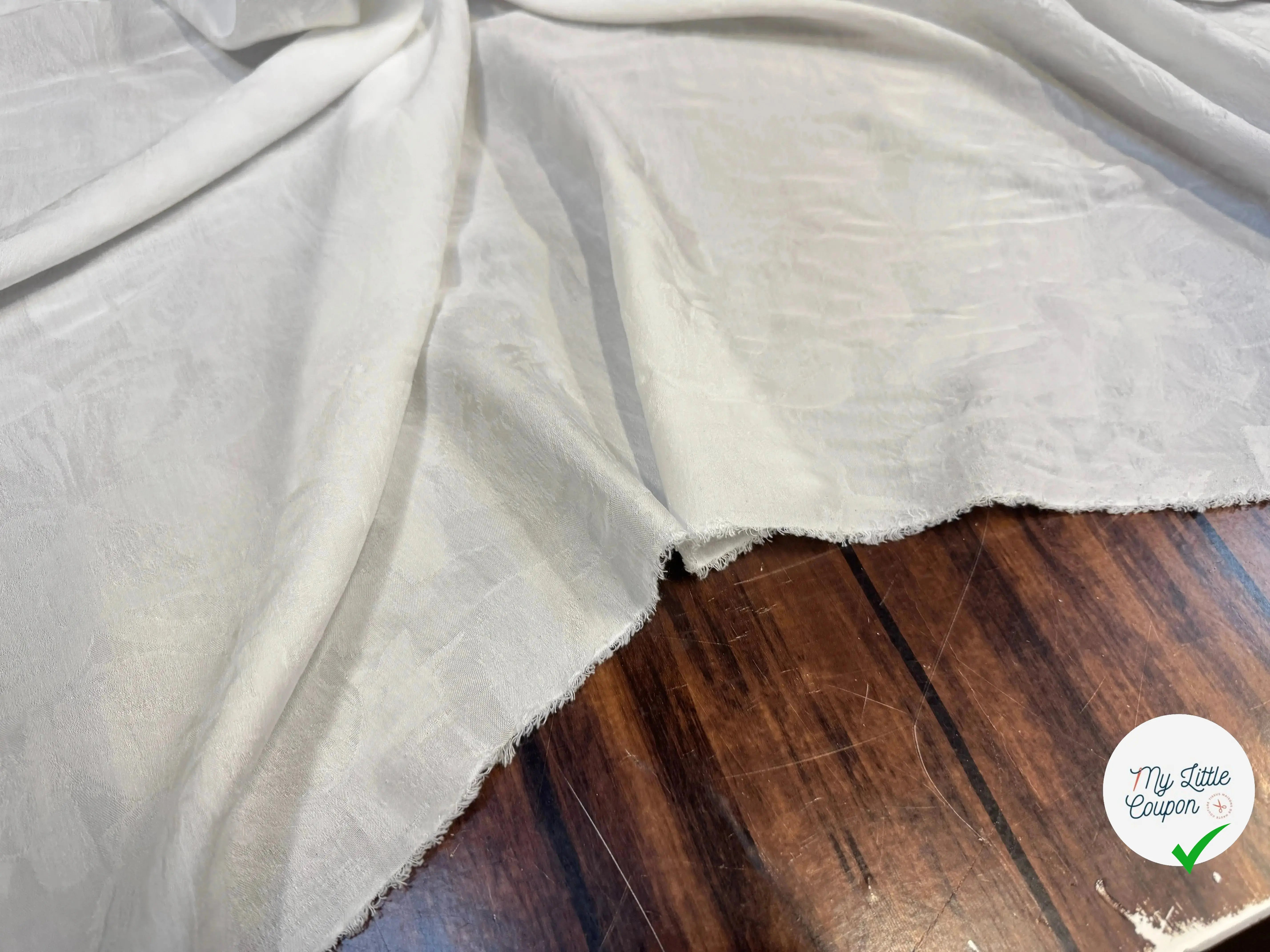 JACQUARD VISCOSE BLANC MOTIFS FABRICATION PRATO - My Little Coupon