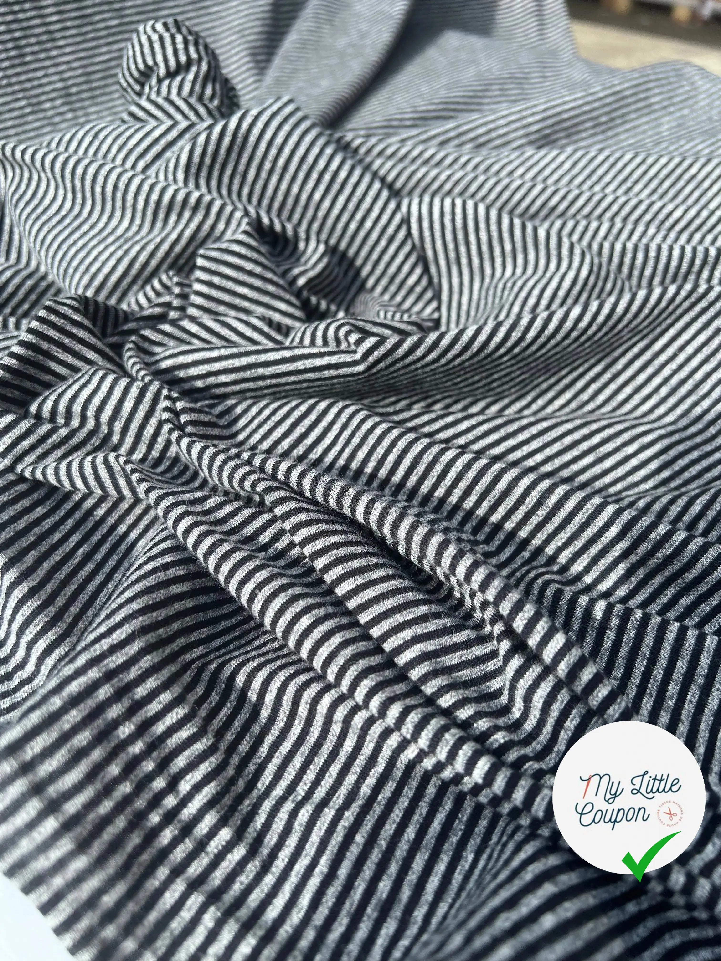 JERSEY DE COTON GRIS CHINÉ STRIPES NOIRES HORIZONTALES - My Little Coupon
