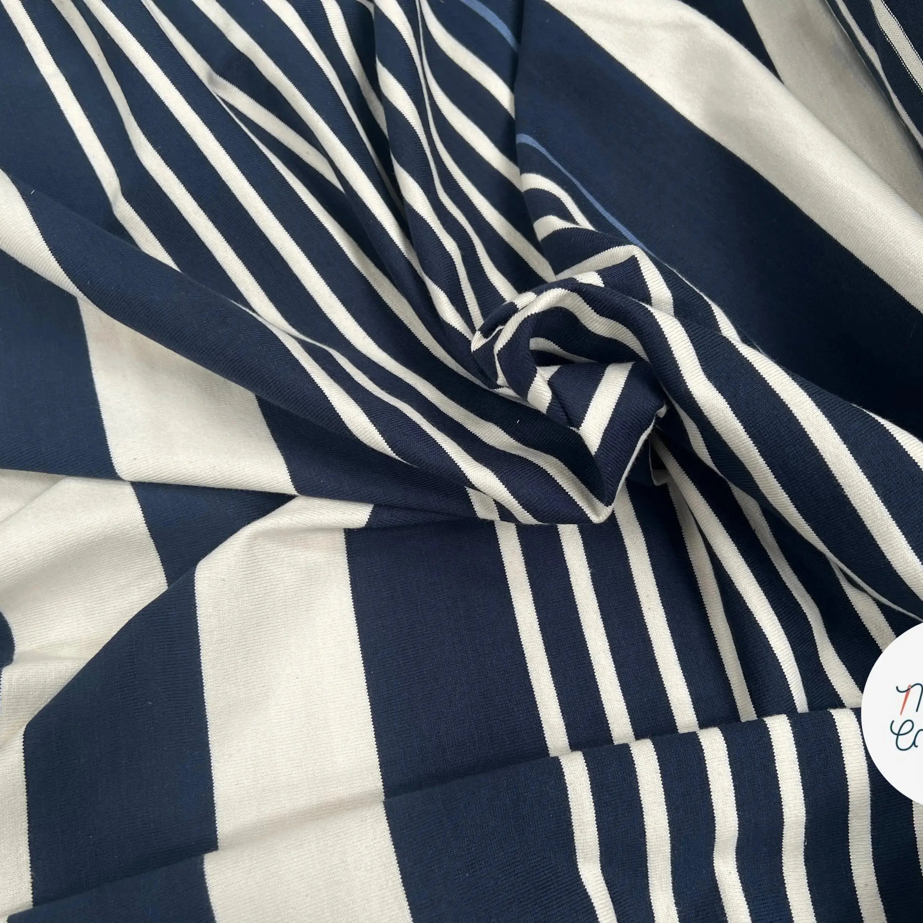 MAILLE LOURD COTON RAYURES IRREGULIERES BLEU MARINE FOND CREME - My Little Coupon
