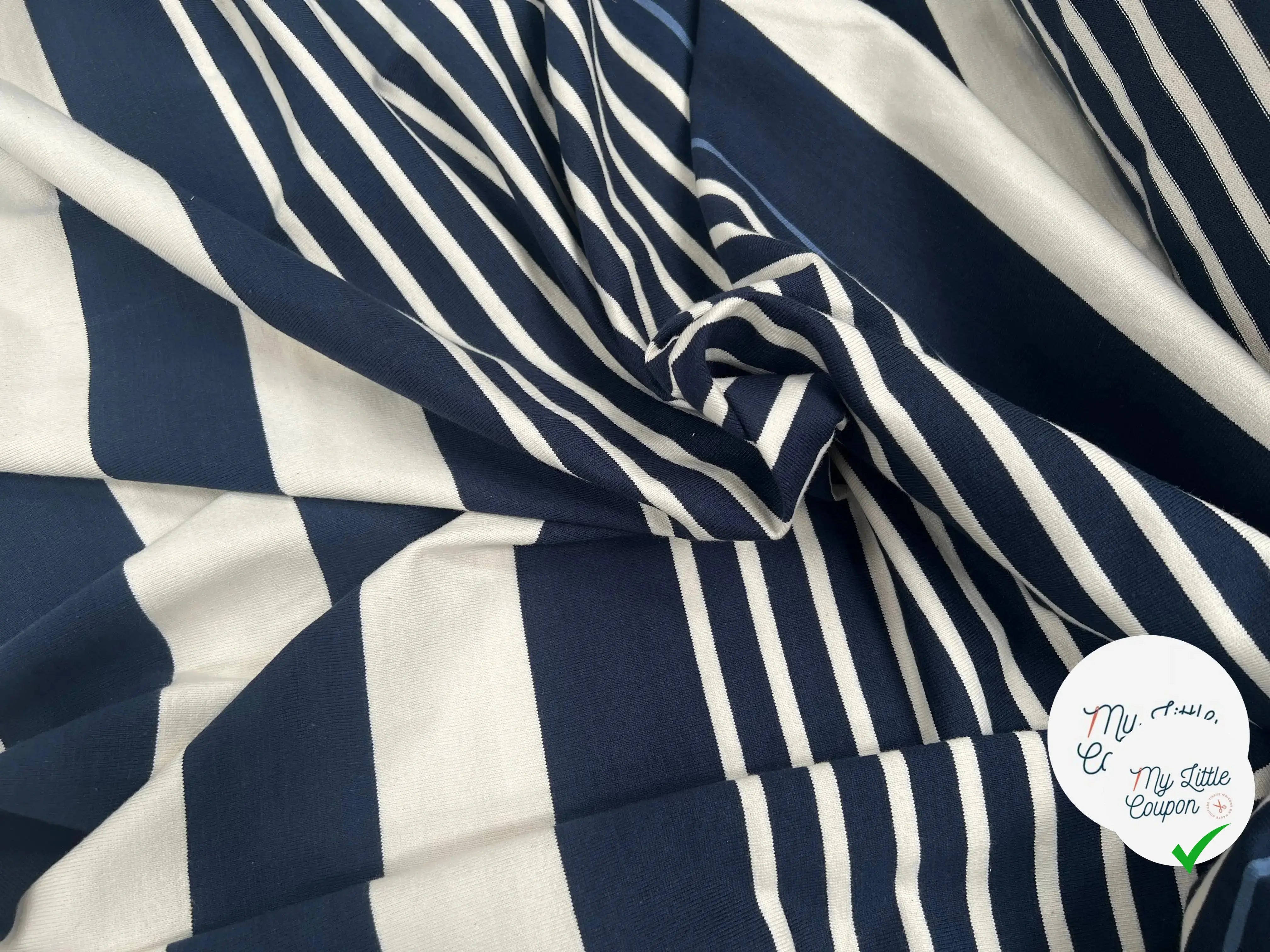 MAILLE LOURD COTON RAYURES IRREGULIERES BLEU MARINE FOND CREME - My Little Coupon