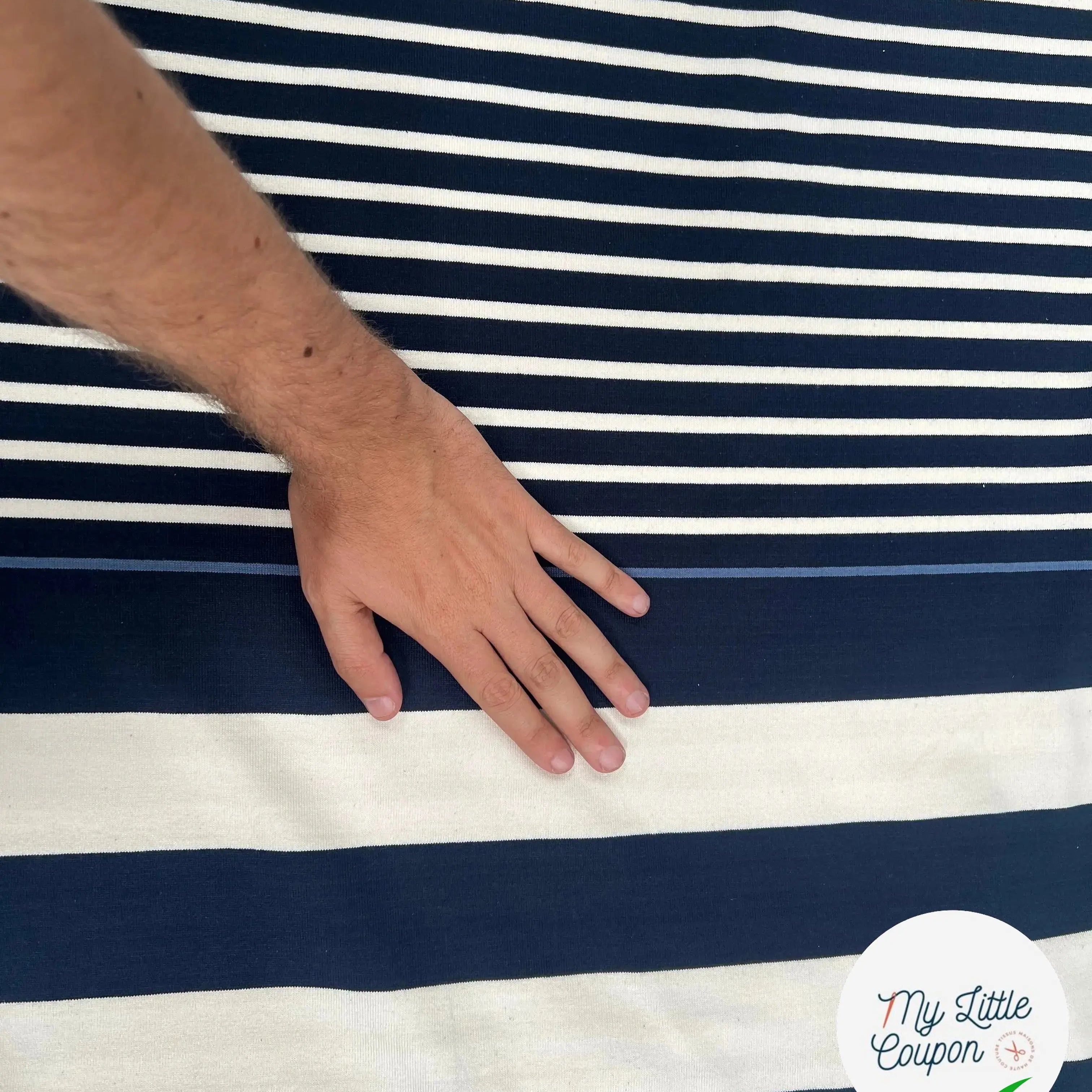 MAILLE LOURD COTON RAYURES IRREGULIERES BLEU MARINE FOND CREME - My Little Coupon