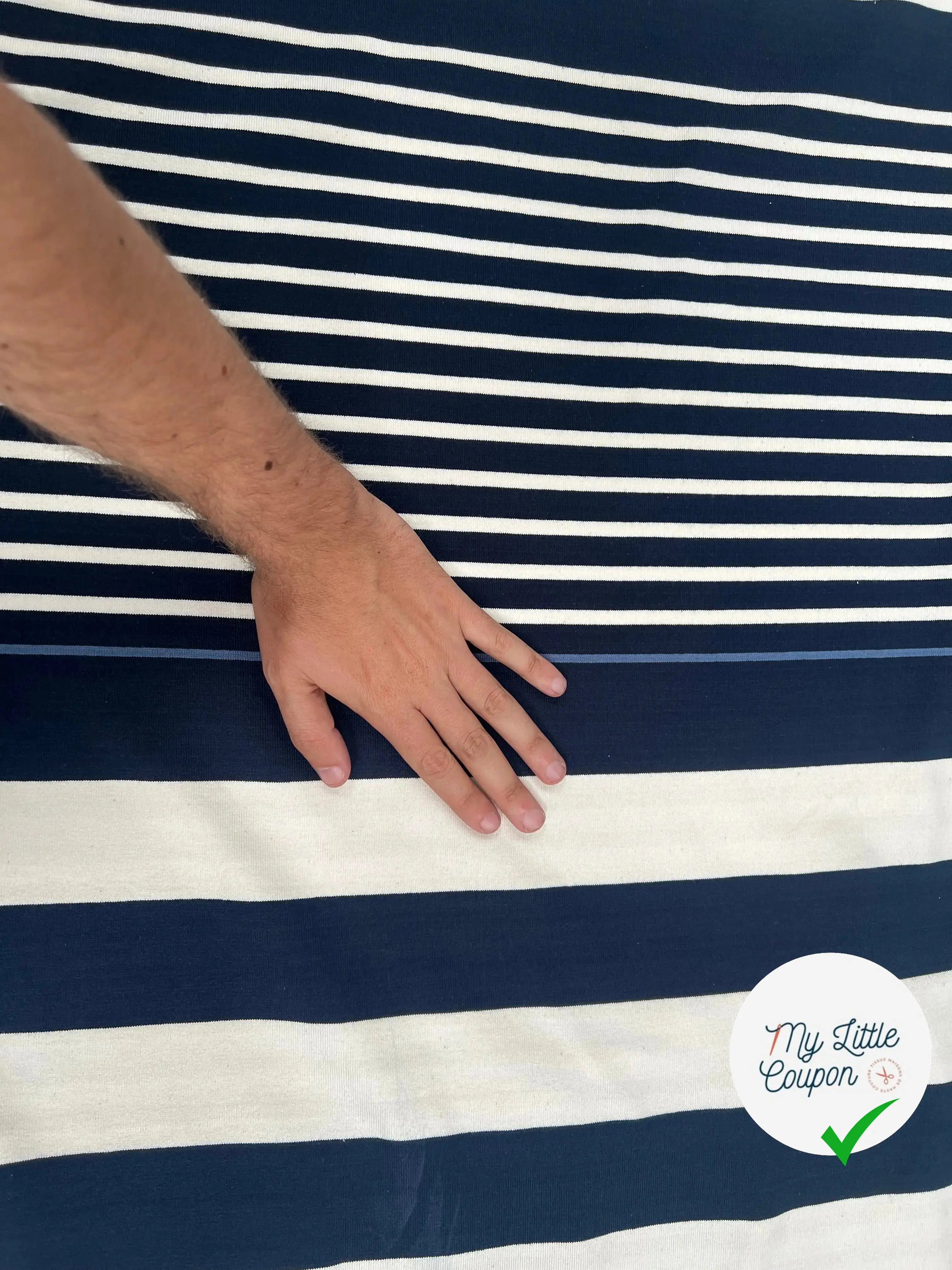 MAILLE LOURD COTON RAYURES IRREGULIERES BLEU MARINE FOND CREME - My Little Coupon