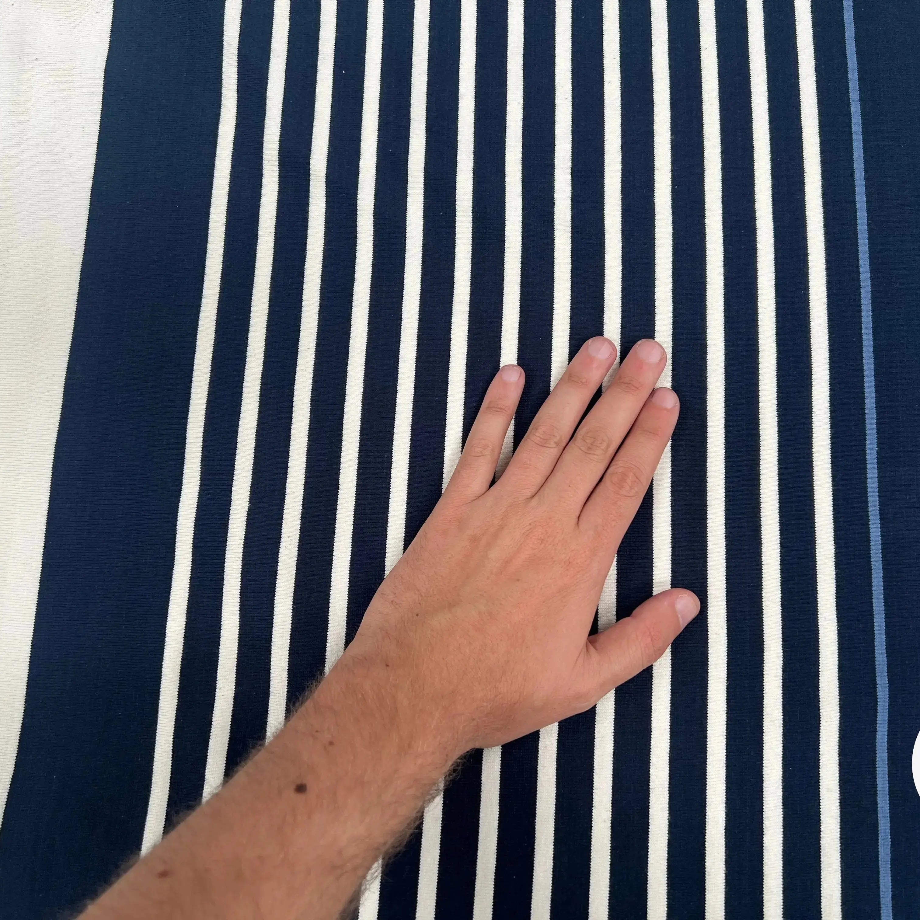 MAILLE LOURD COTON RAYURES IRREGULIERES BLEU MARINE FOND CREME - My Little Coupon