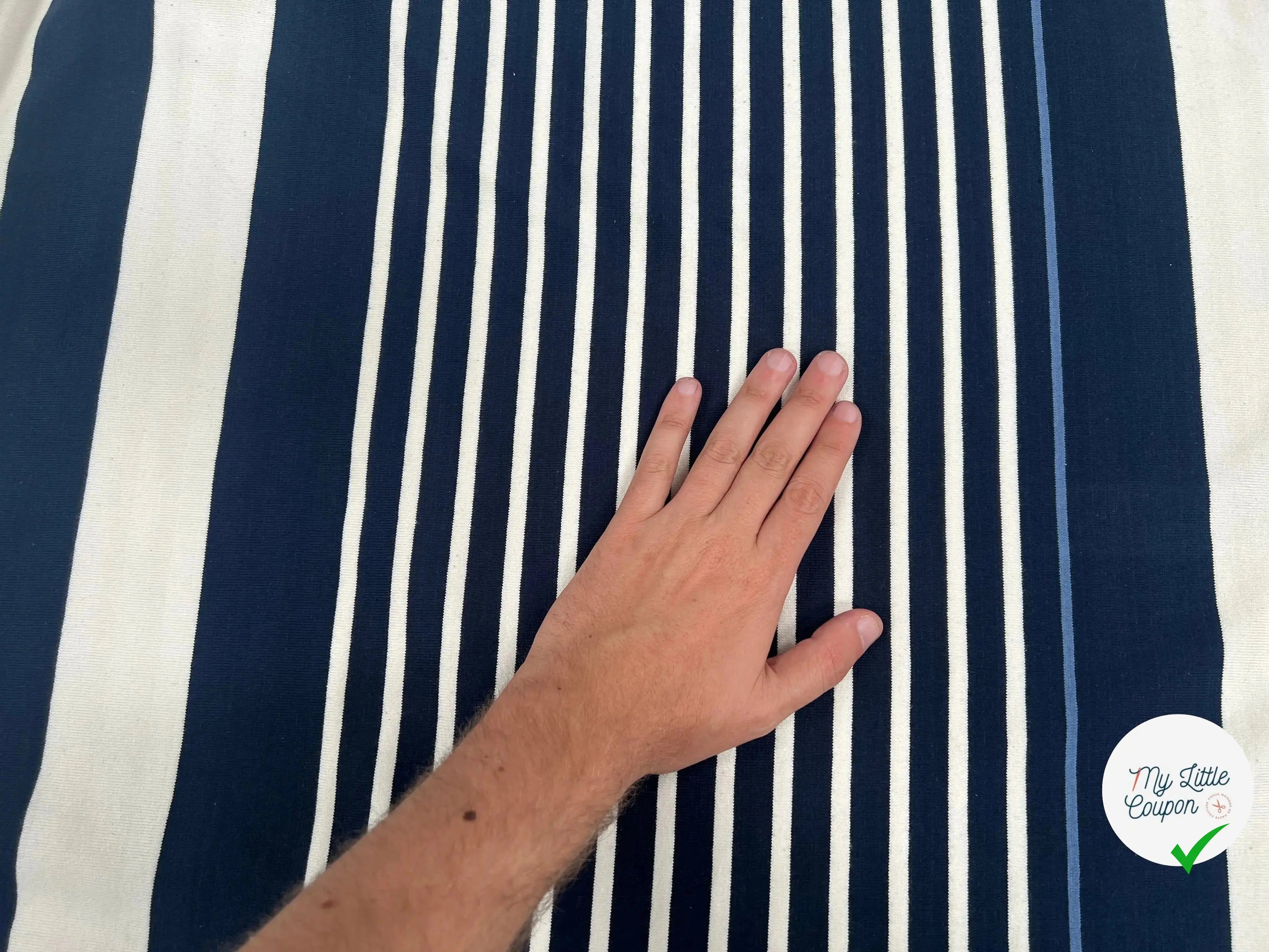 MAILLE LOURD COTON RAYURES IRREGULIERES BLEU MARINE FOND CREME - My Little Coupon