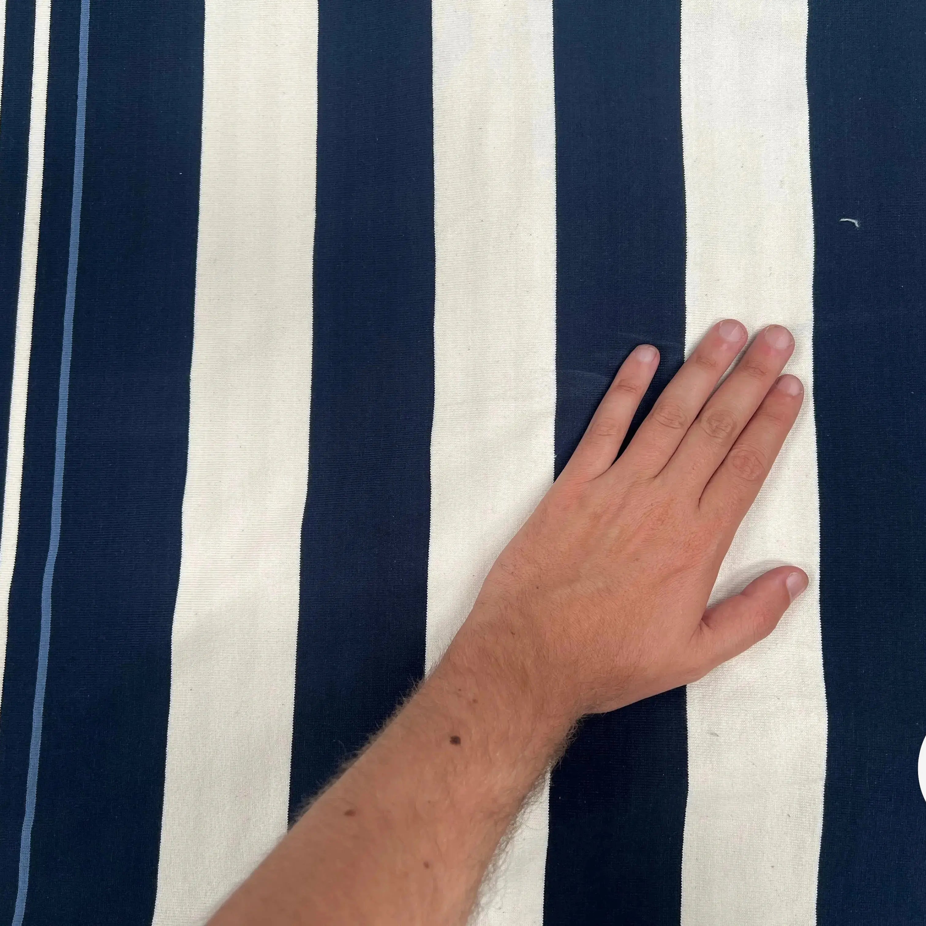 MAILLE LOURD COTON RAYURES IRREGULIERES BLEU MARINE FOND CREME - My Little Coupon