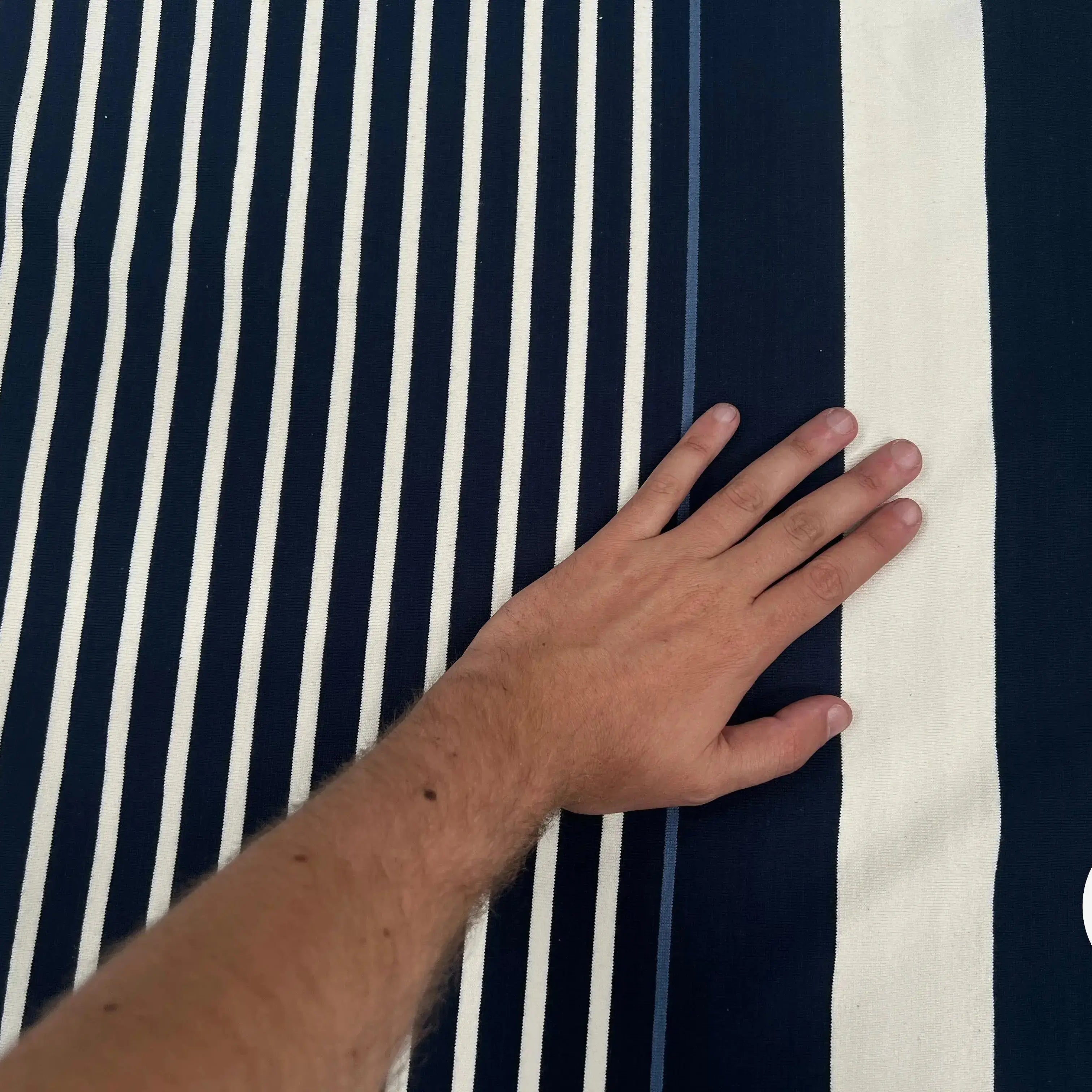 MAILLE LOURD COTON RAYURES IRREGULIERES BLEU MARINE FOND CREME - My Little Coupon