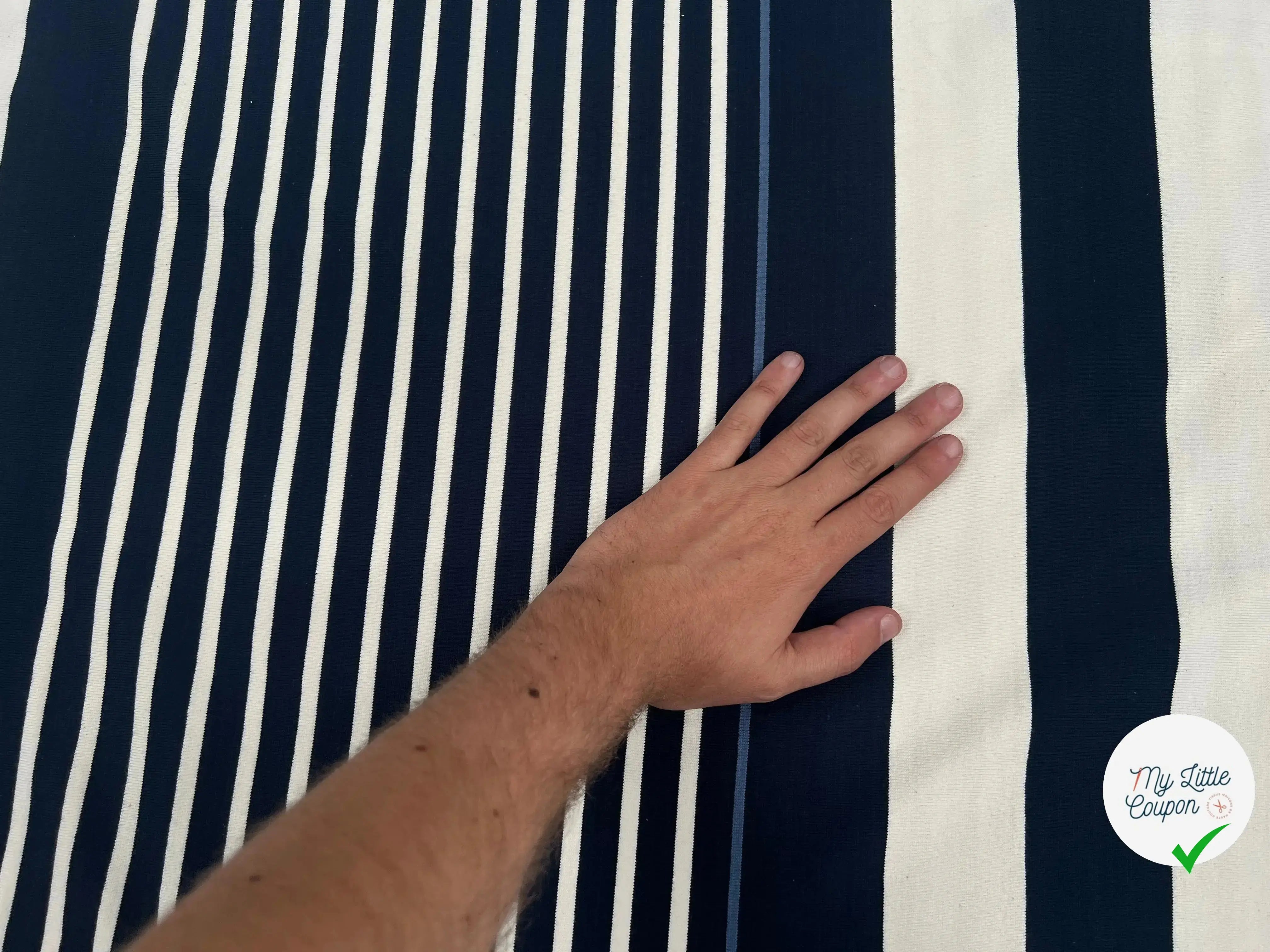 MAILLE LOURD COTON RAYURES IRREGULIERES BLEU MARINE FOND CREME - My Little Coupon