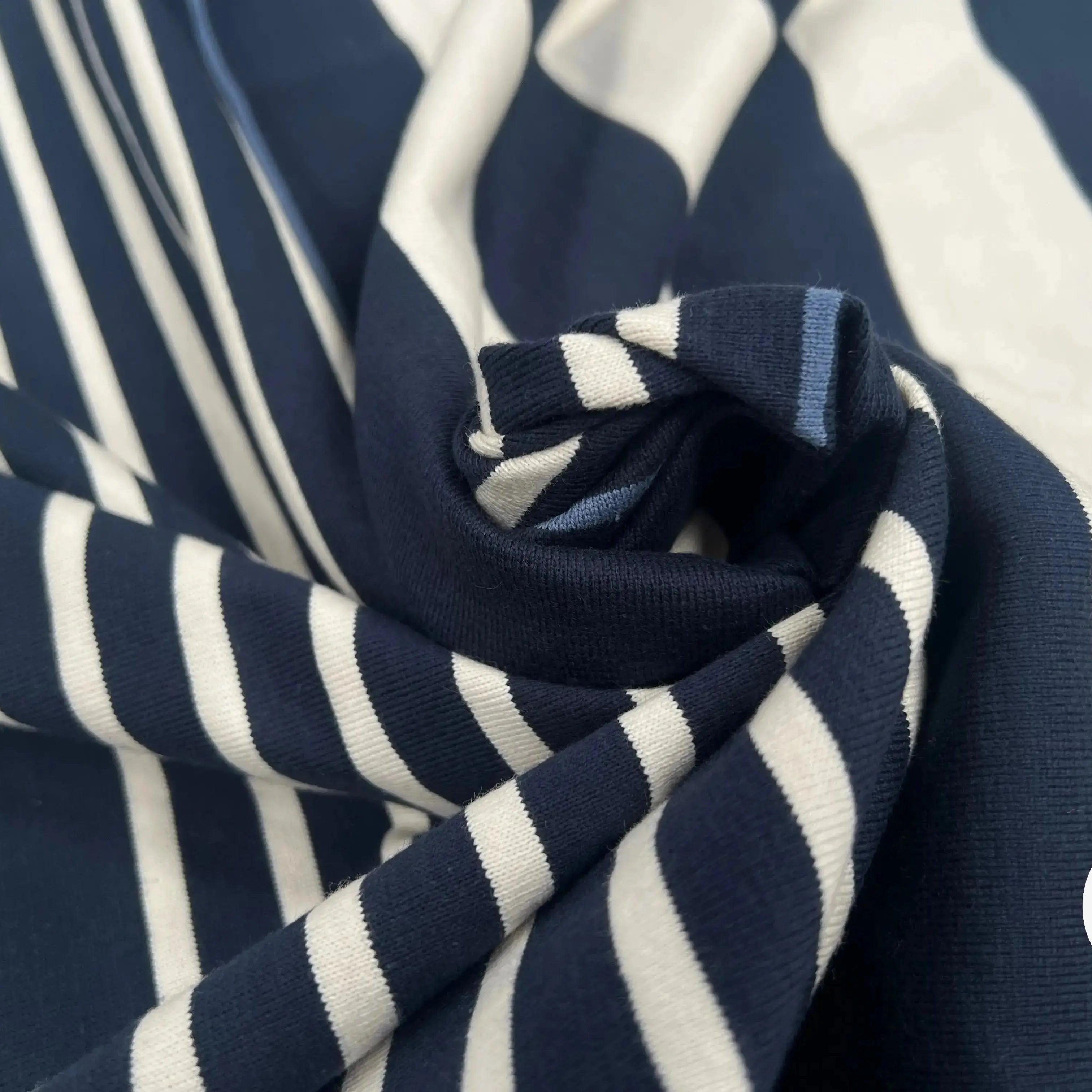 MAILLE LOURD COTON RAYURES IRREGULIERES BLEU MARINE FOND CREME - My Little Coupon