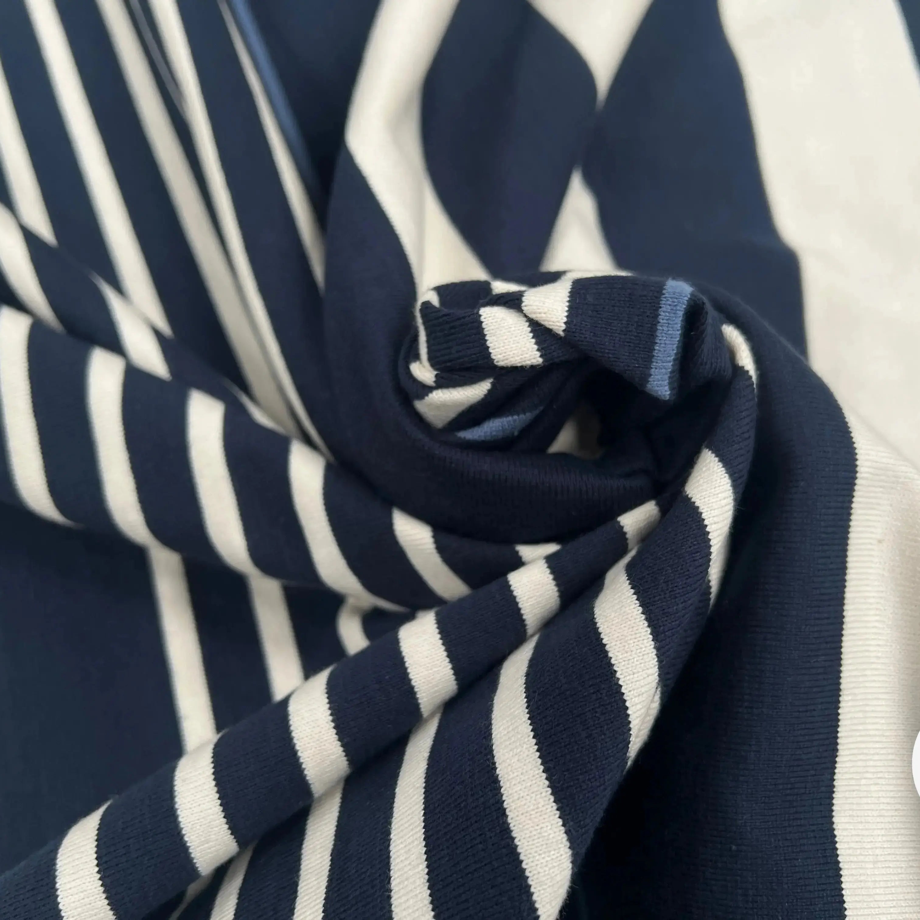 MAILLE LOURD COTON RAYURES IRREGULIERES BLEU MARINE FOND CREME - My Little Coupon