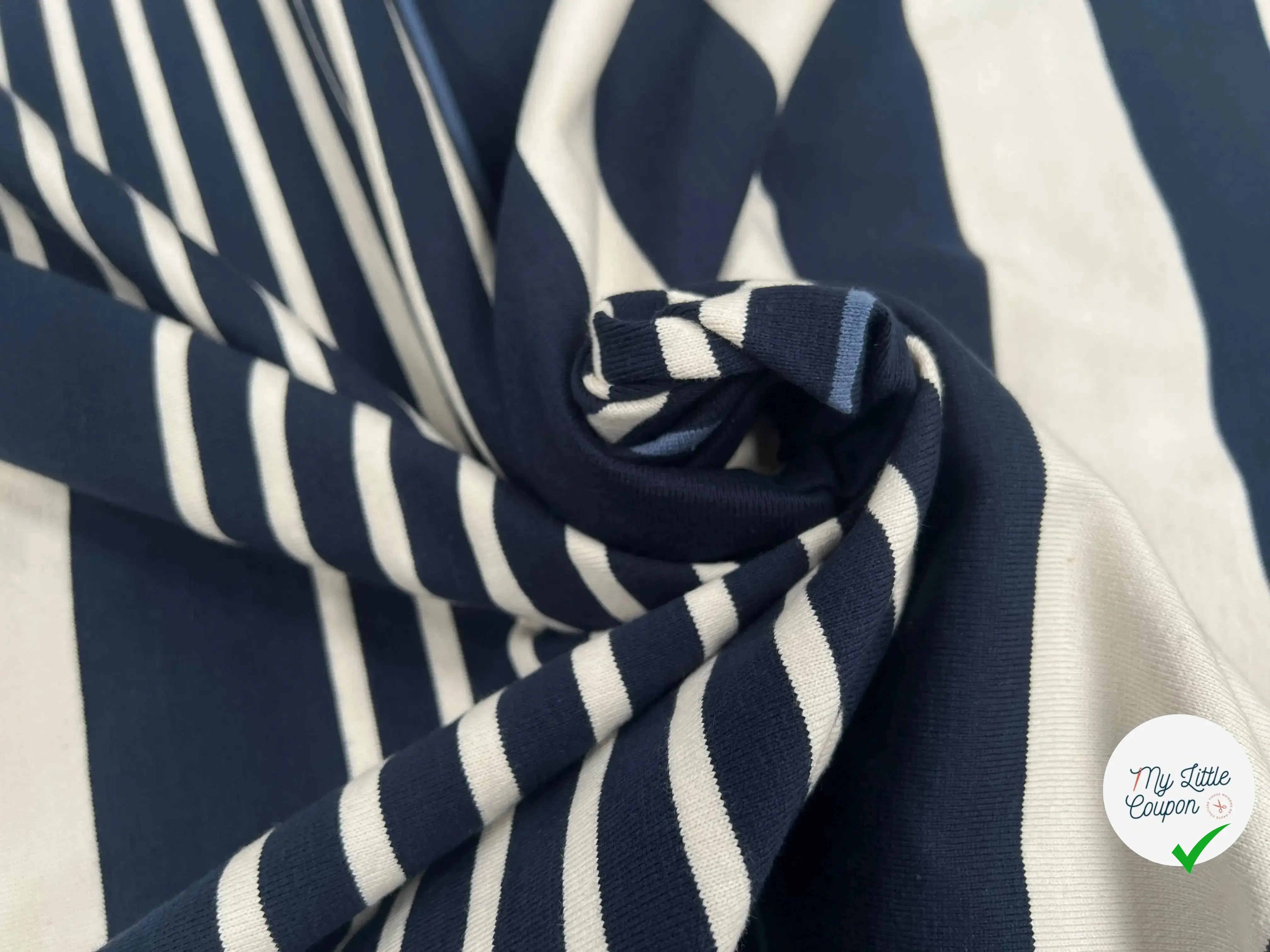 MAILLE LOURD COTON RAYURES IRREGULIERES BLEU MARINE FOND CREME - My Little Coupon