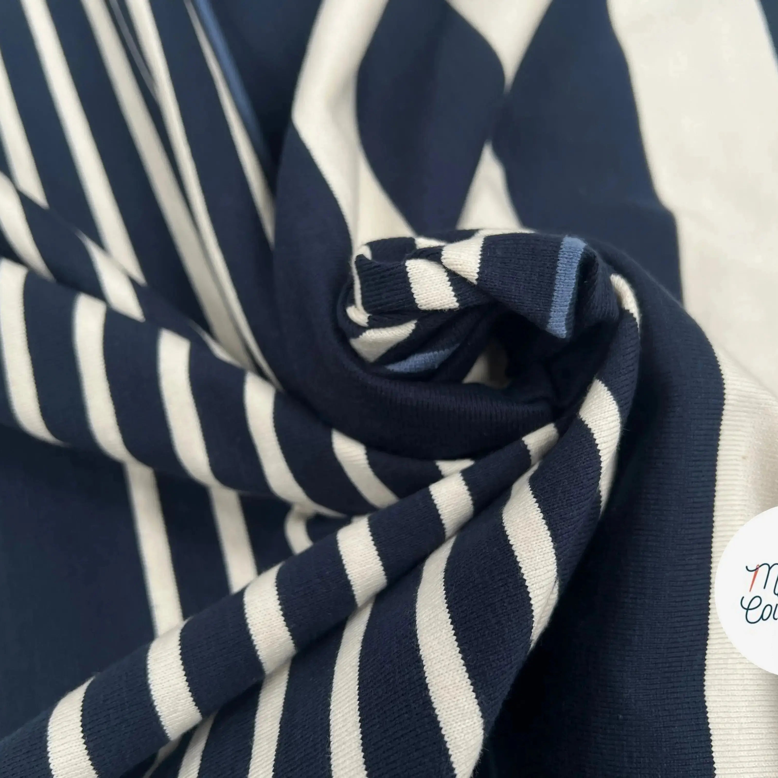MAILLE LOURD COTON RAYURES IRREGULIERES BLEU MARINE FOND CREME - My Little Coupon
