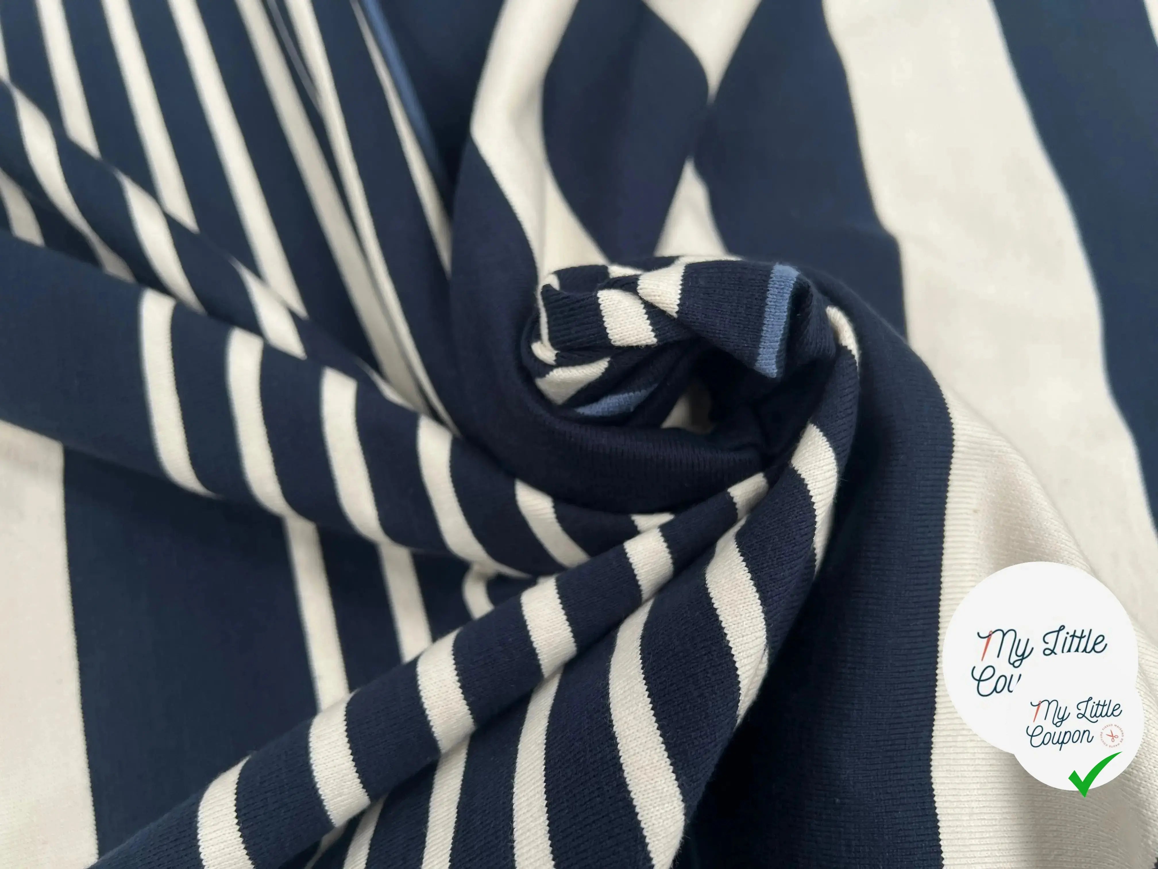 MAILLE LOURD COTON RAYURES IRREGULIERES BLEU MARINE FOND CREME - My Little Coupon