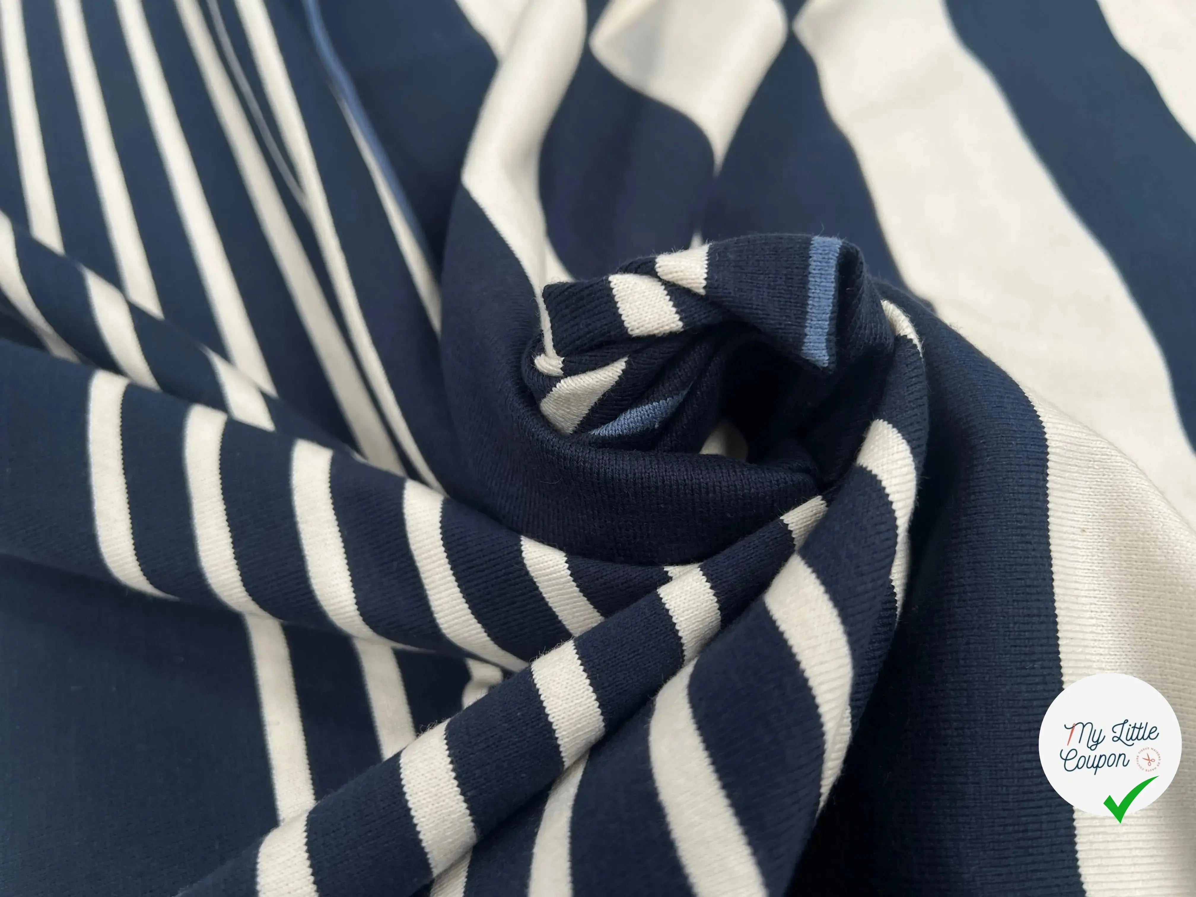 MAILLE LOURD COTON RAYURES IRREGULIERES BLEU MARINE FOND CREME - My Little Coupon