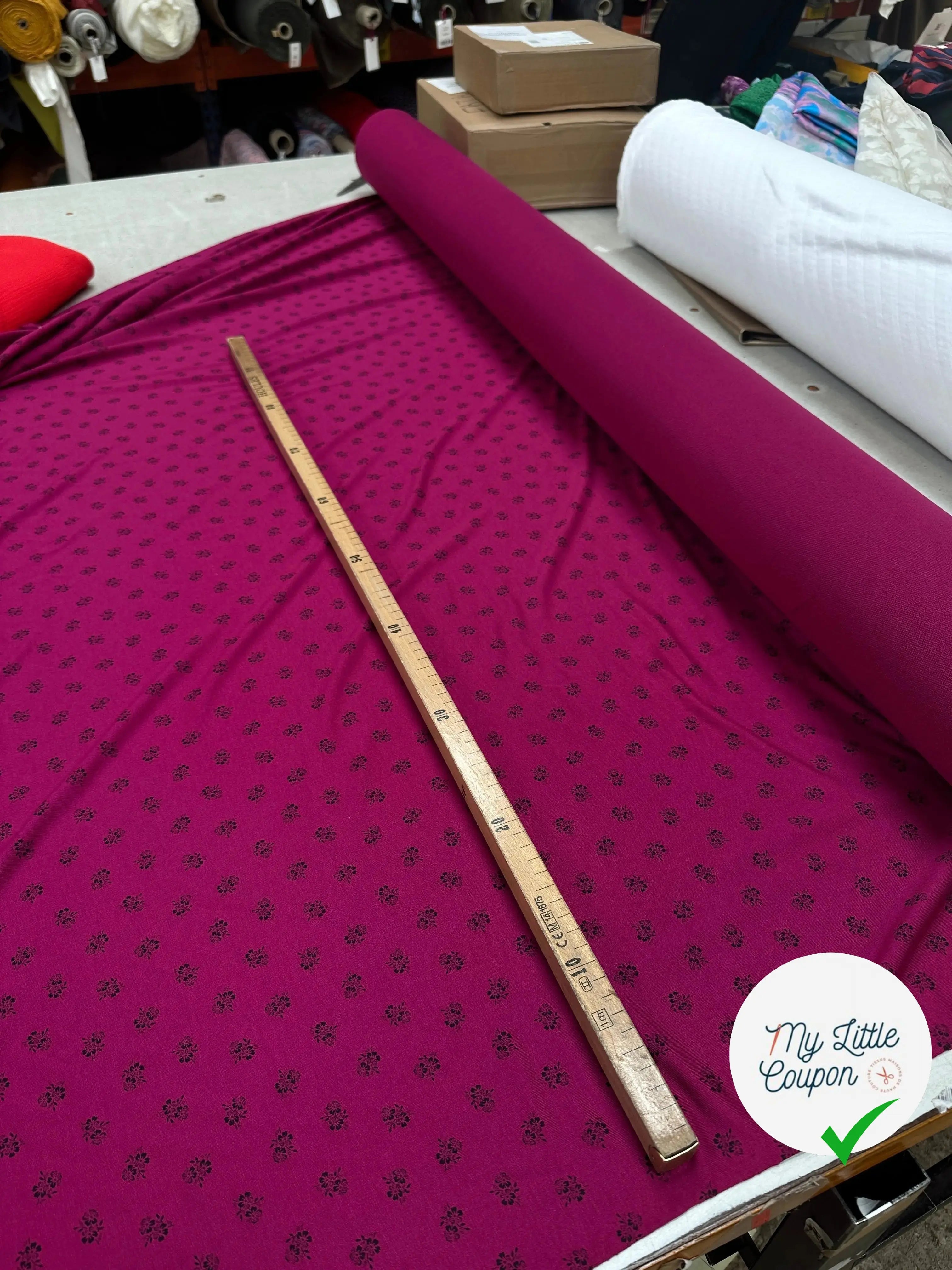 MOLLETON LÉGER VISCOSE STRIÉ AUBERGINE FUCHSIA PETITES FLEURS - My Little Coupon