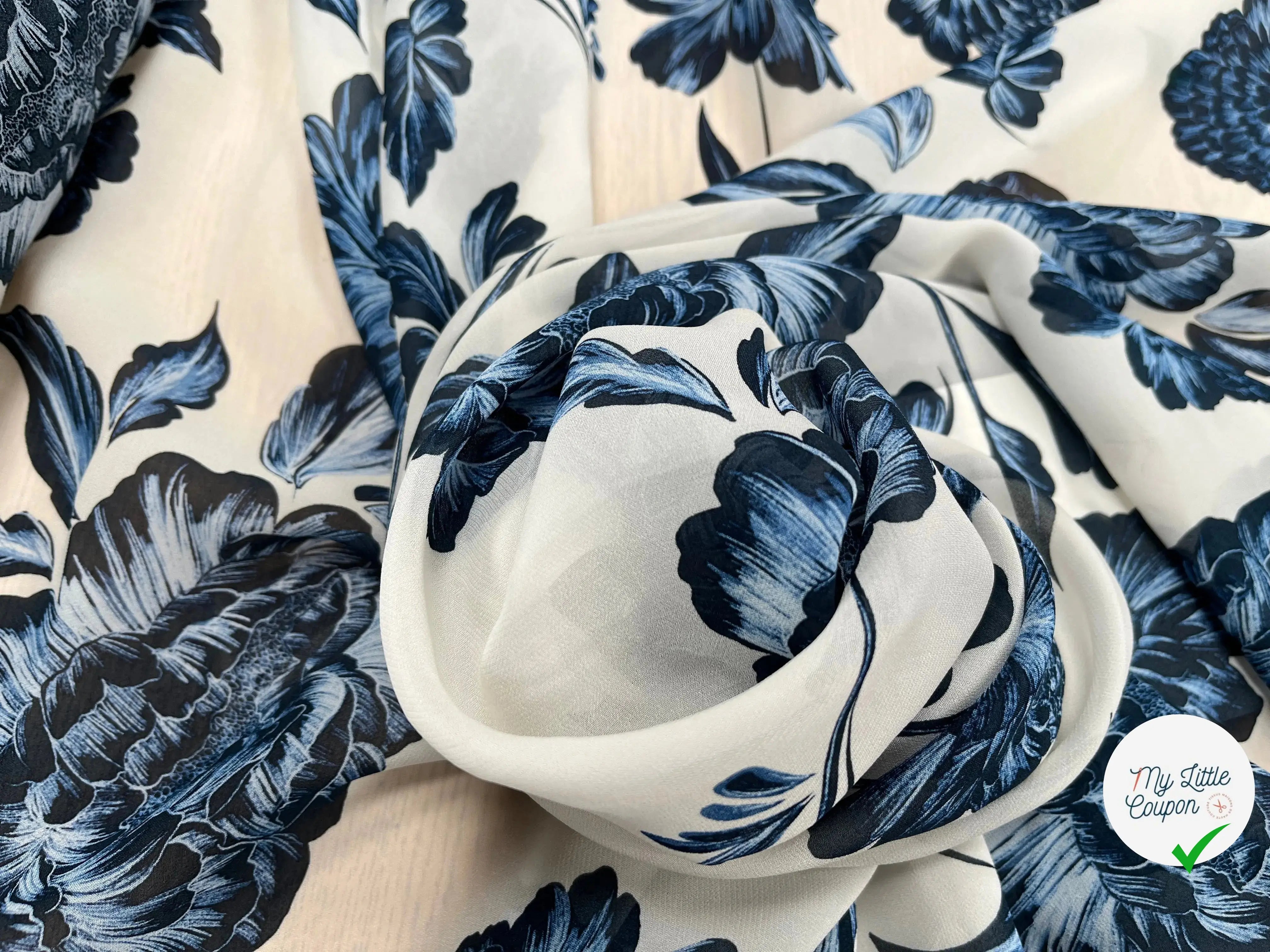 MOUSSELINE VISCOSE FOND BLANC MOTIFS FLEURS BLEU - My Little Coupon