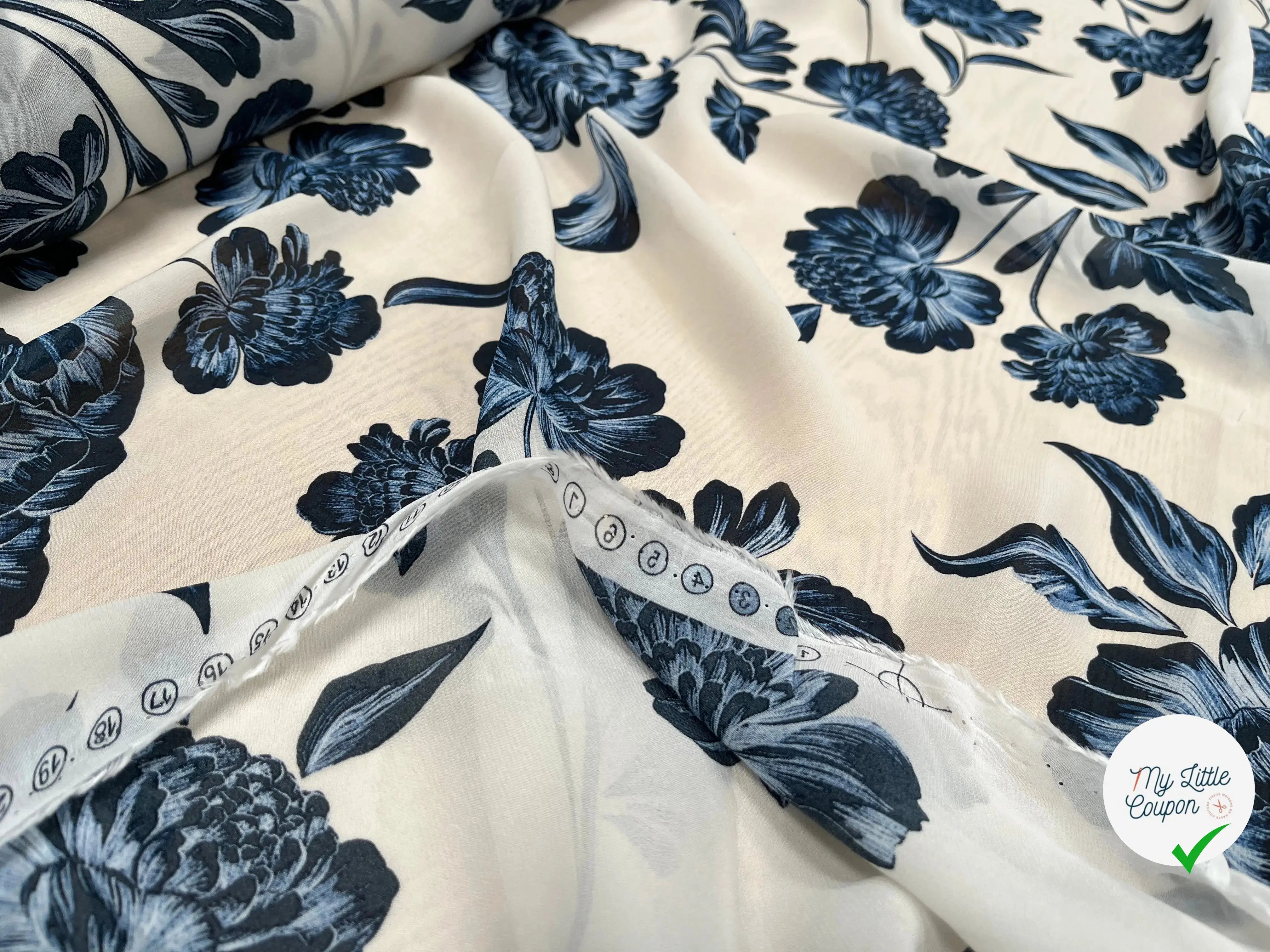 MOUSSELINE VISCOSE FOND BLANC MOTIFS FLEURS BLEU - My Little Coupon