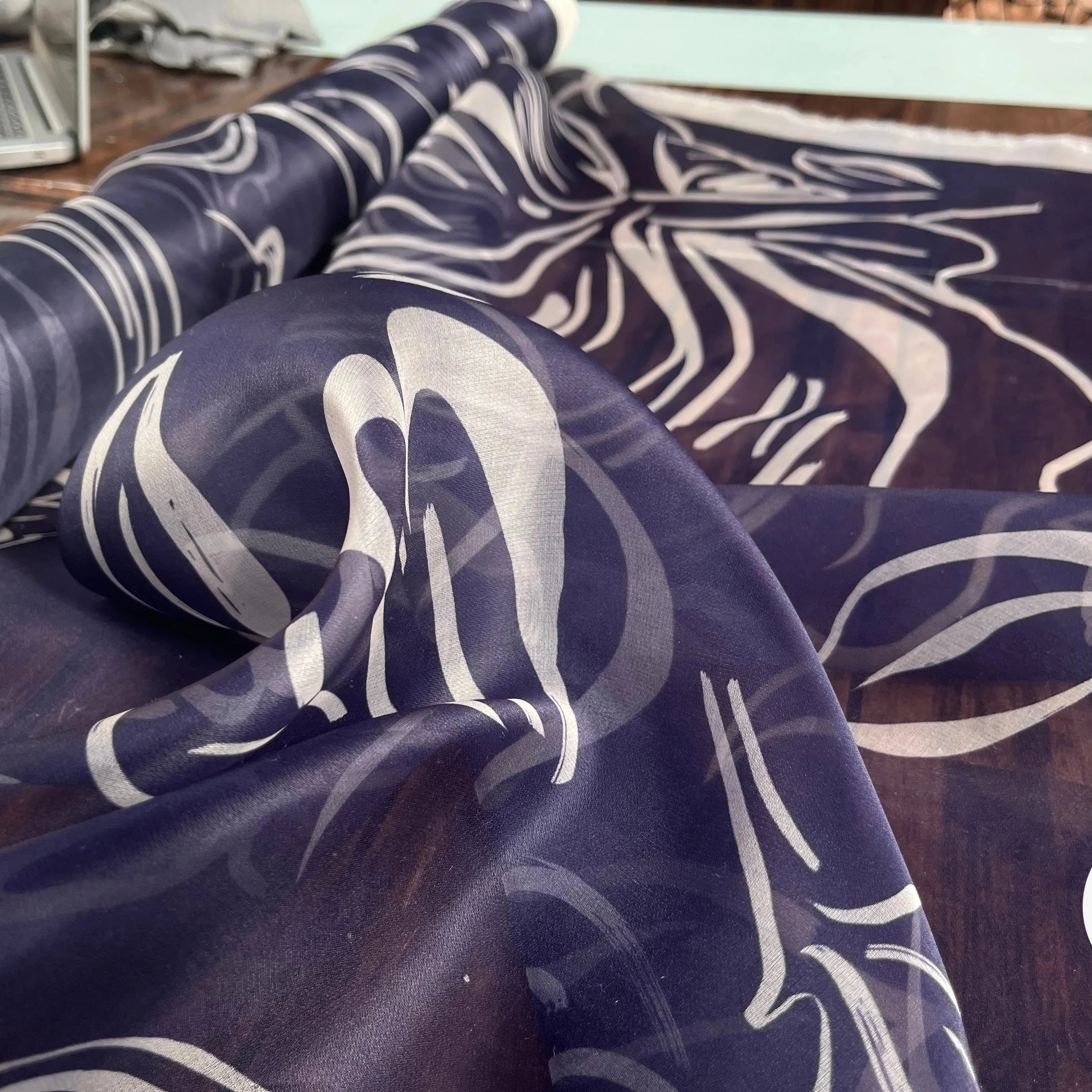 ORGANZA DE SOIE IMPRIMÉ GRAPHIQUE FONC MARINE - My Little Coupon