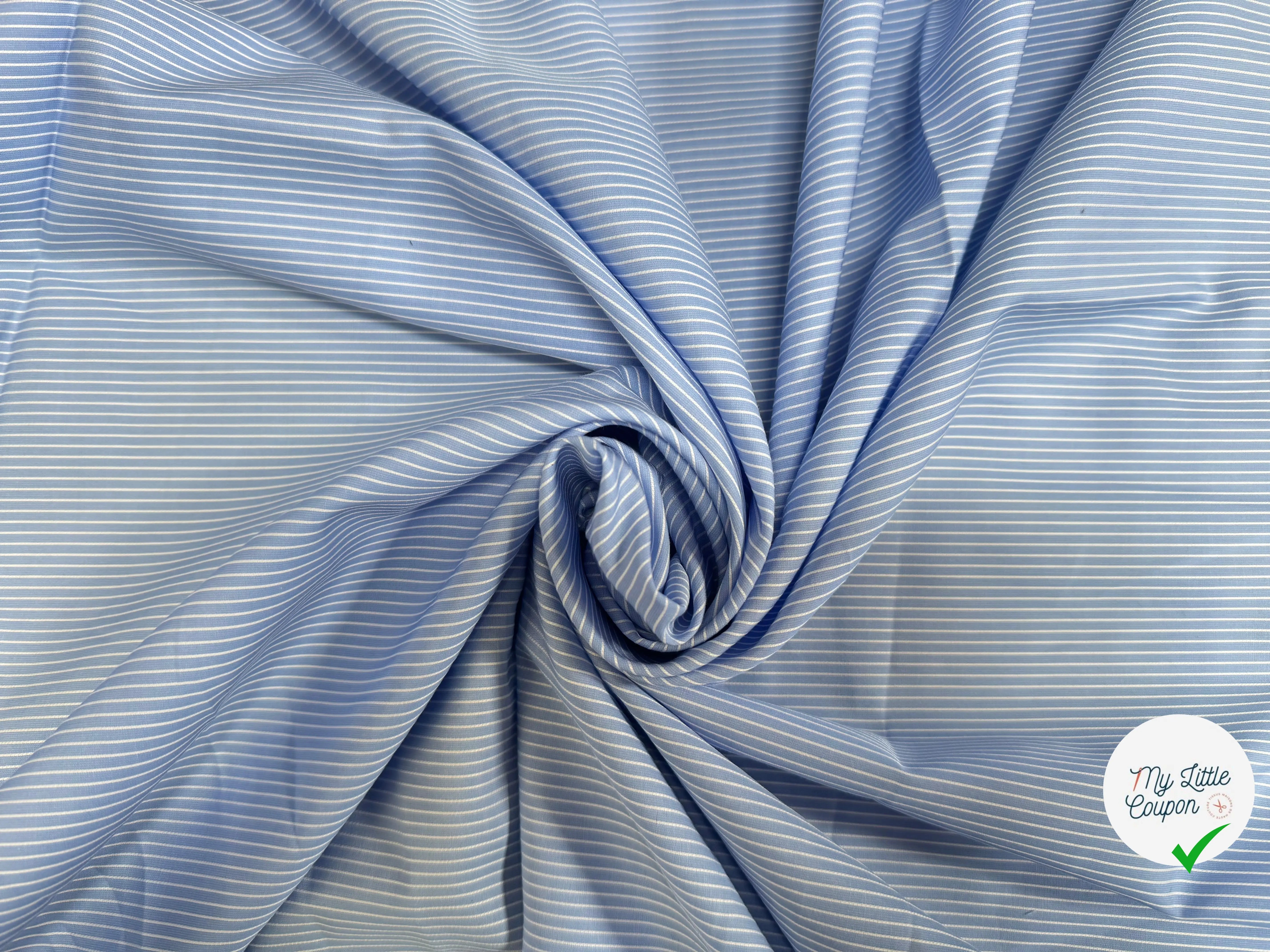 (Chute) POPELINE DE COTON 100% COTON AVEC RAYURES BLEU CLAIR ET BLANC EN RELIEFS AU TOUCHÉ - My Little Coupon