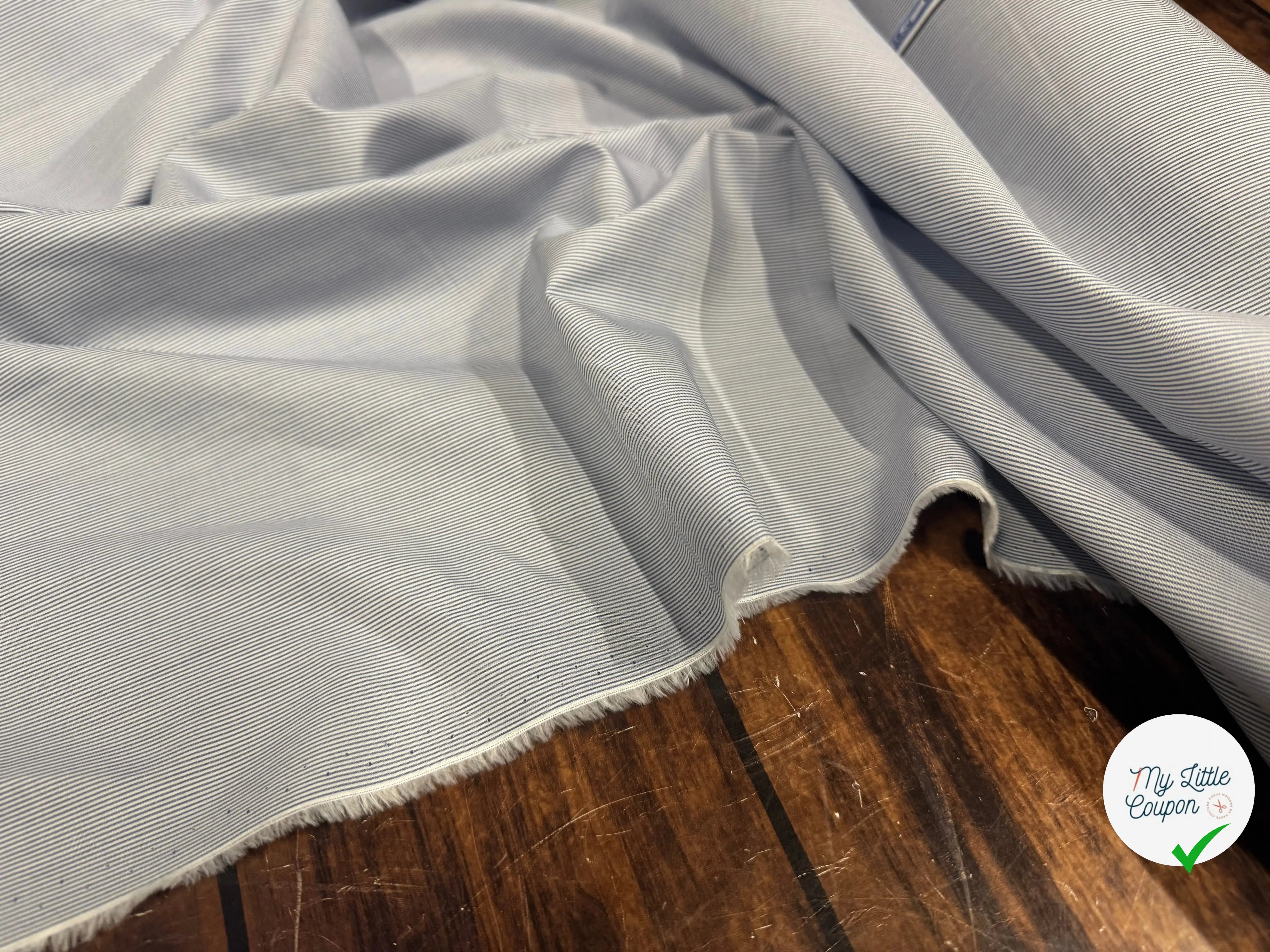 POPELINE DE COTON À PETITES RAYURES BLEU CIEL FAÇONNABLE - My Little Coupon