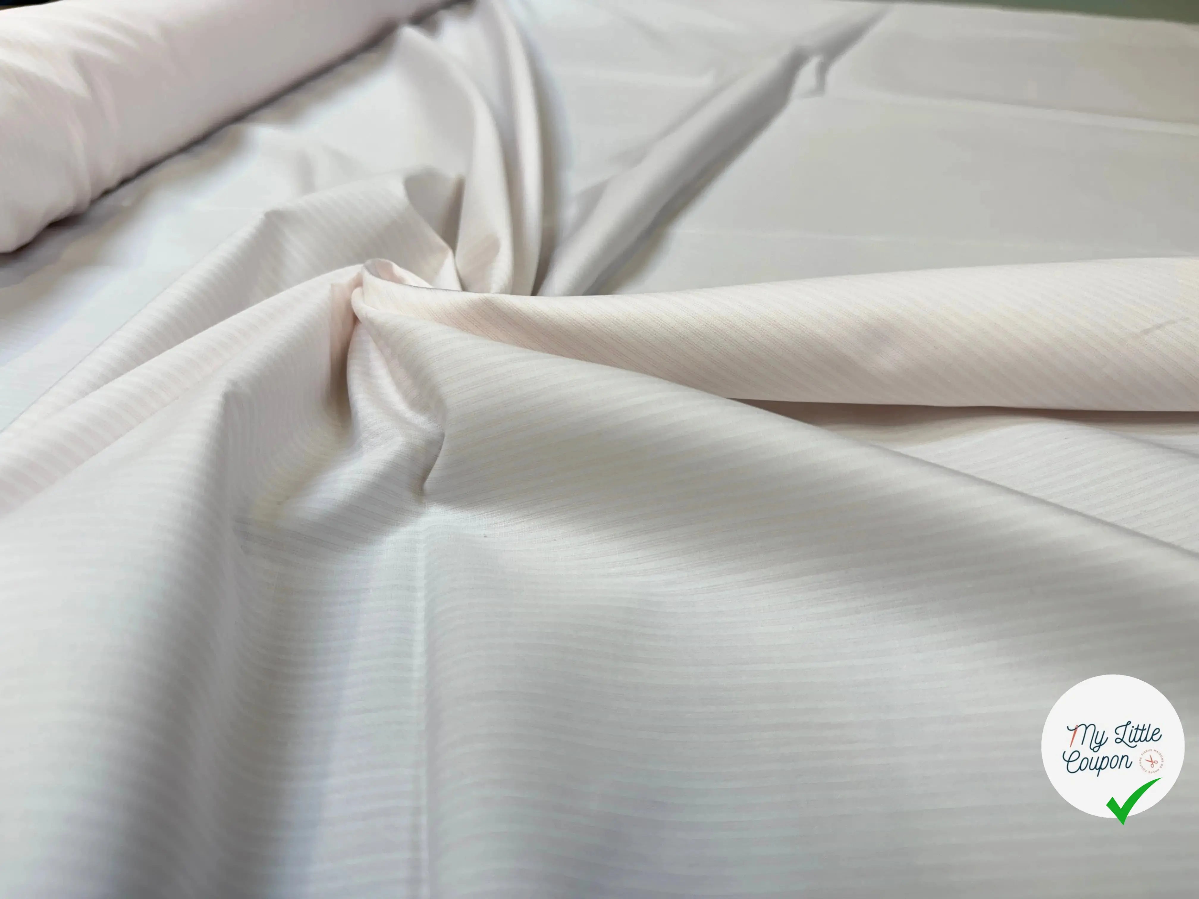 POPELINE DE COTON RAYURES VERTICALES ROSE PALE AVEC MOTIFS SUR LISIERE - My Little Coupon