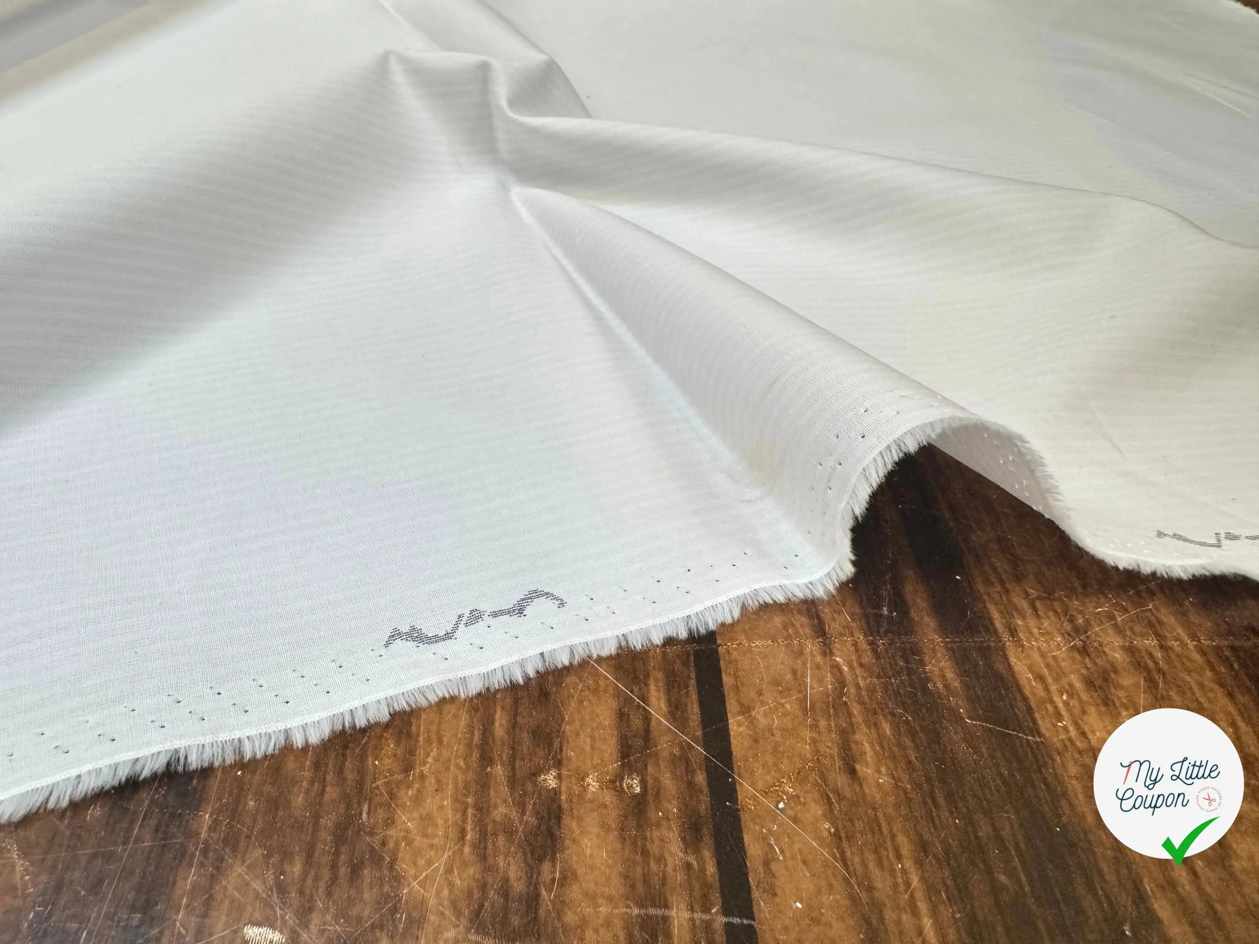 POPELINE DE COTON RAYURES VERTICALES ROSE PALE AVEC MOTIFS SUR LISIERE - My Little Coupon