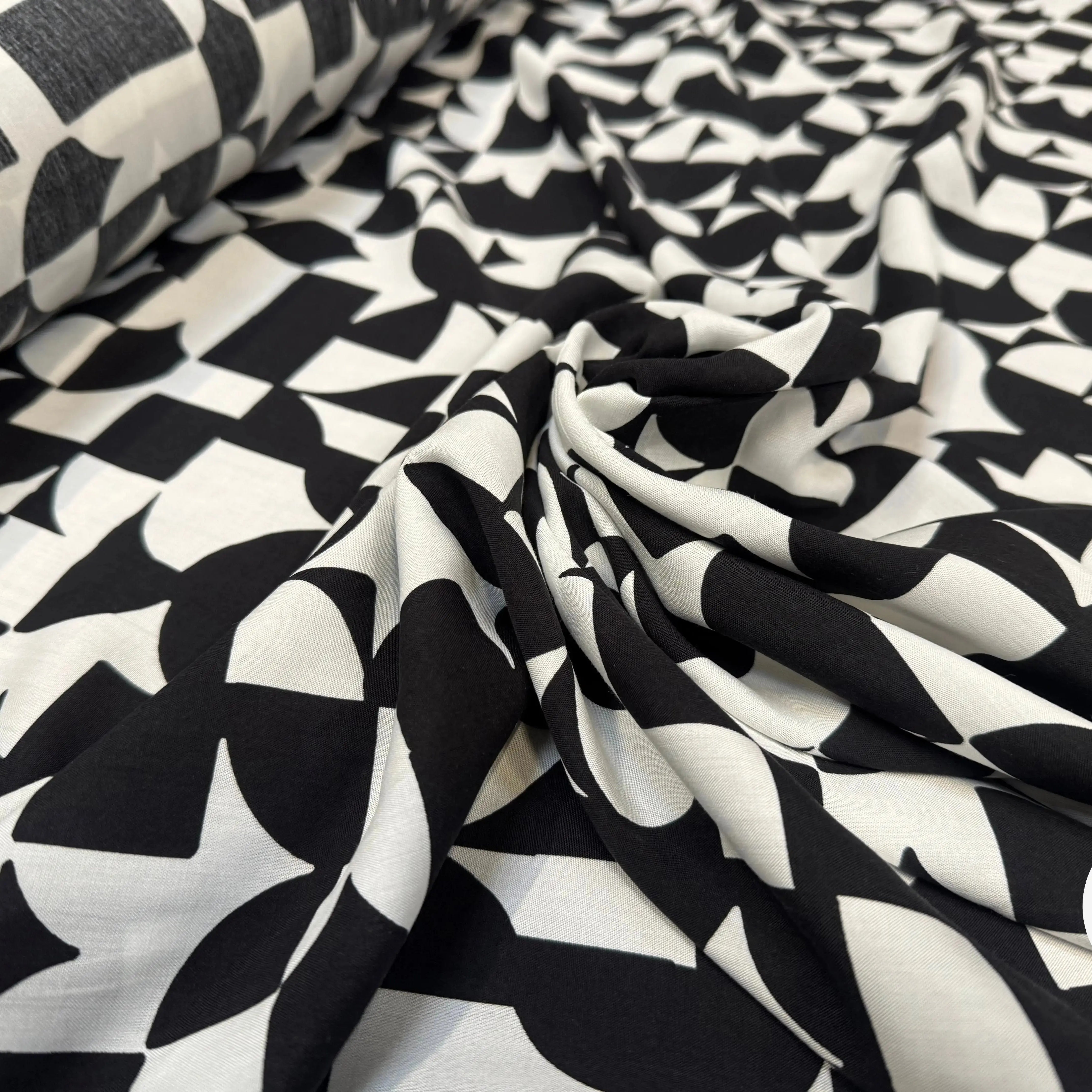 POPELINE VISCOSE NOIRE IMPRIMEE MOTIFS GÉOMÉTRIQUES - My Little Coupon