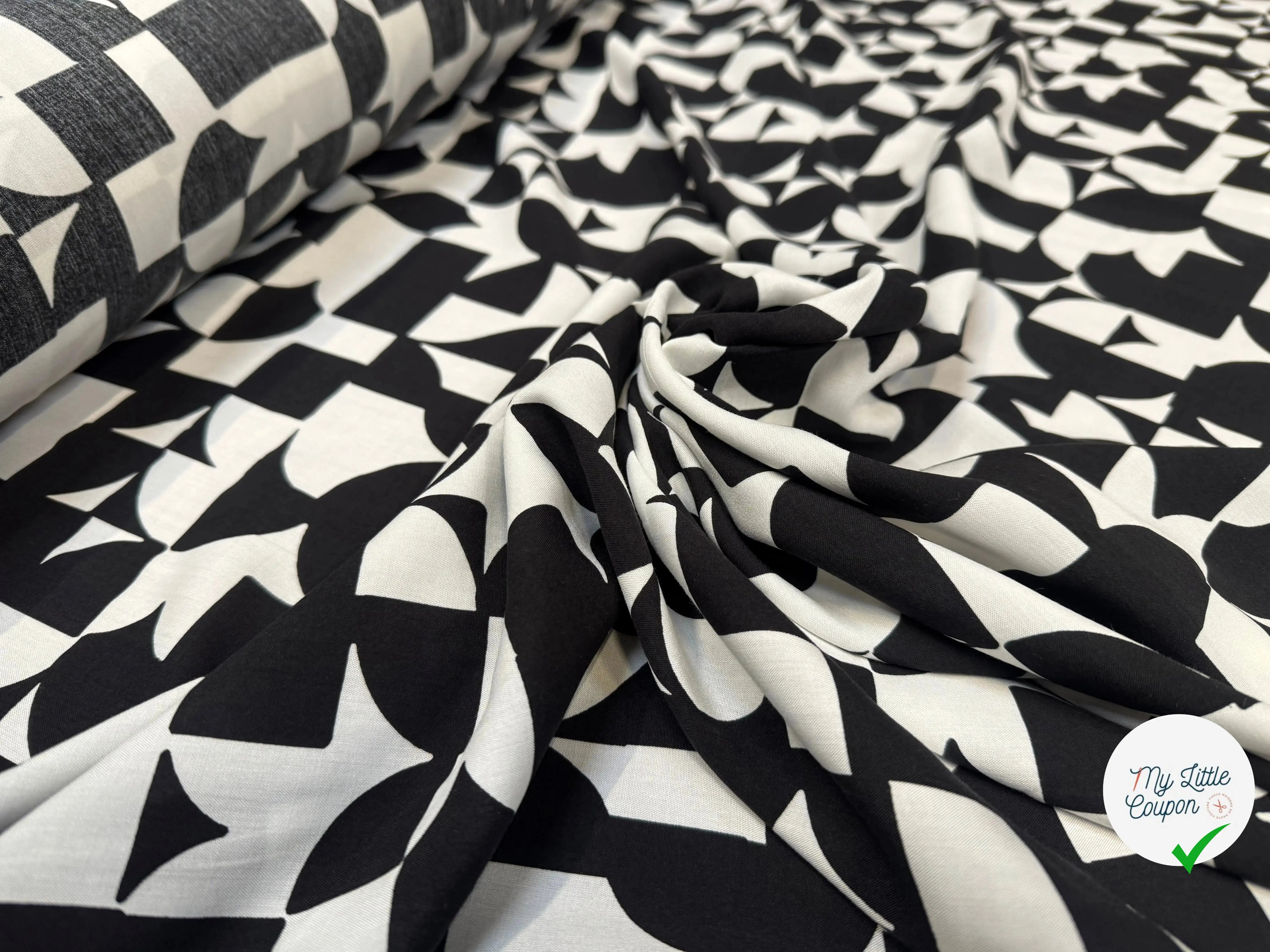 POPELINE VISCOSE NOIRE IMPRIMEE MOTIFS GÉOMÉTRIQUES - My Little Coupon