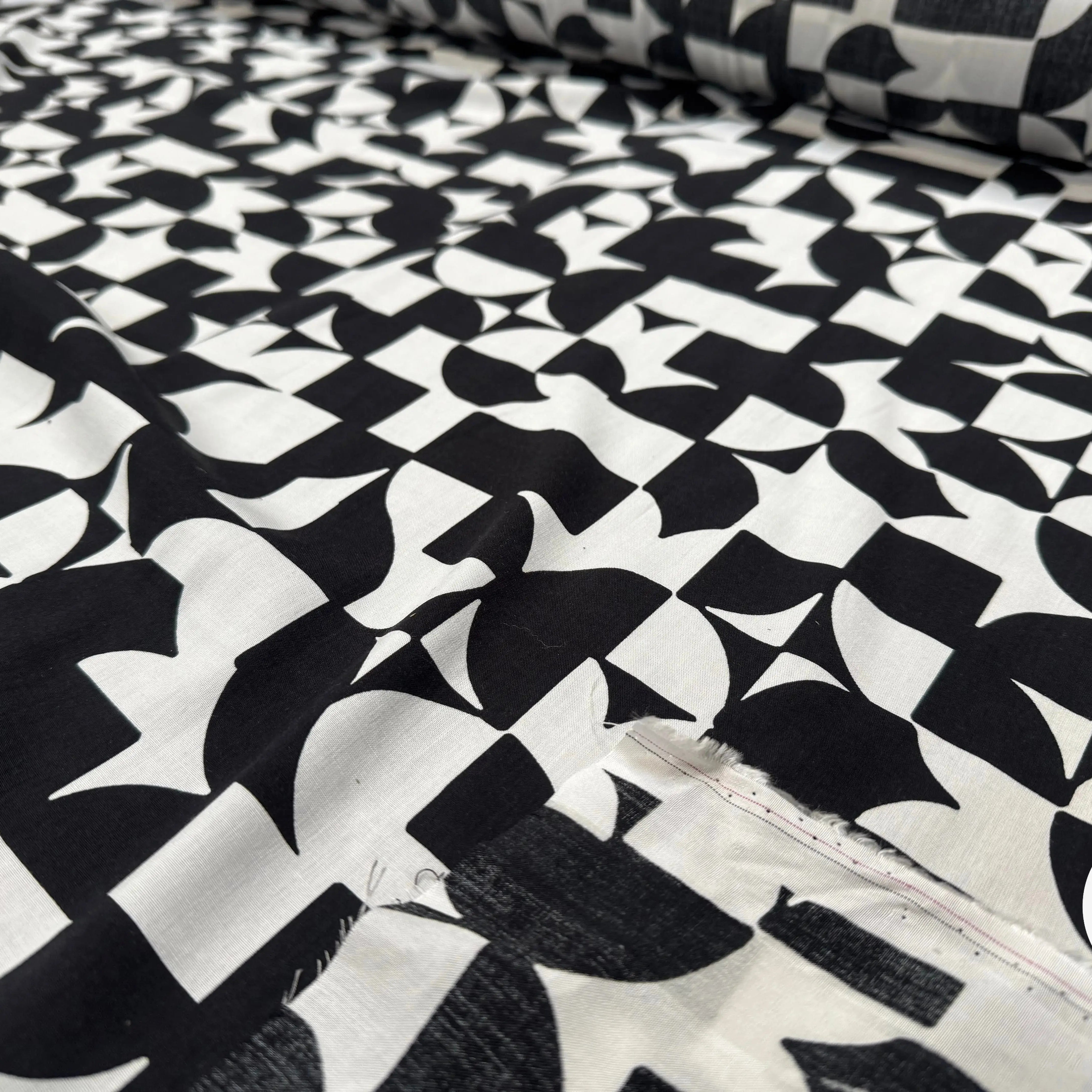 POPELINE VISCOSE NOIRE IMPRIMEE MOTIFS GÉOMÉTRIQUES - My Little Coupon