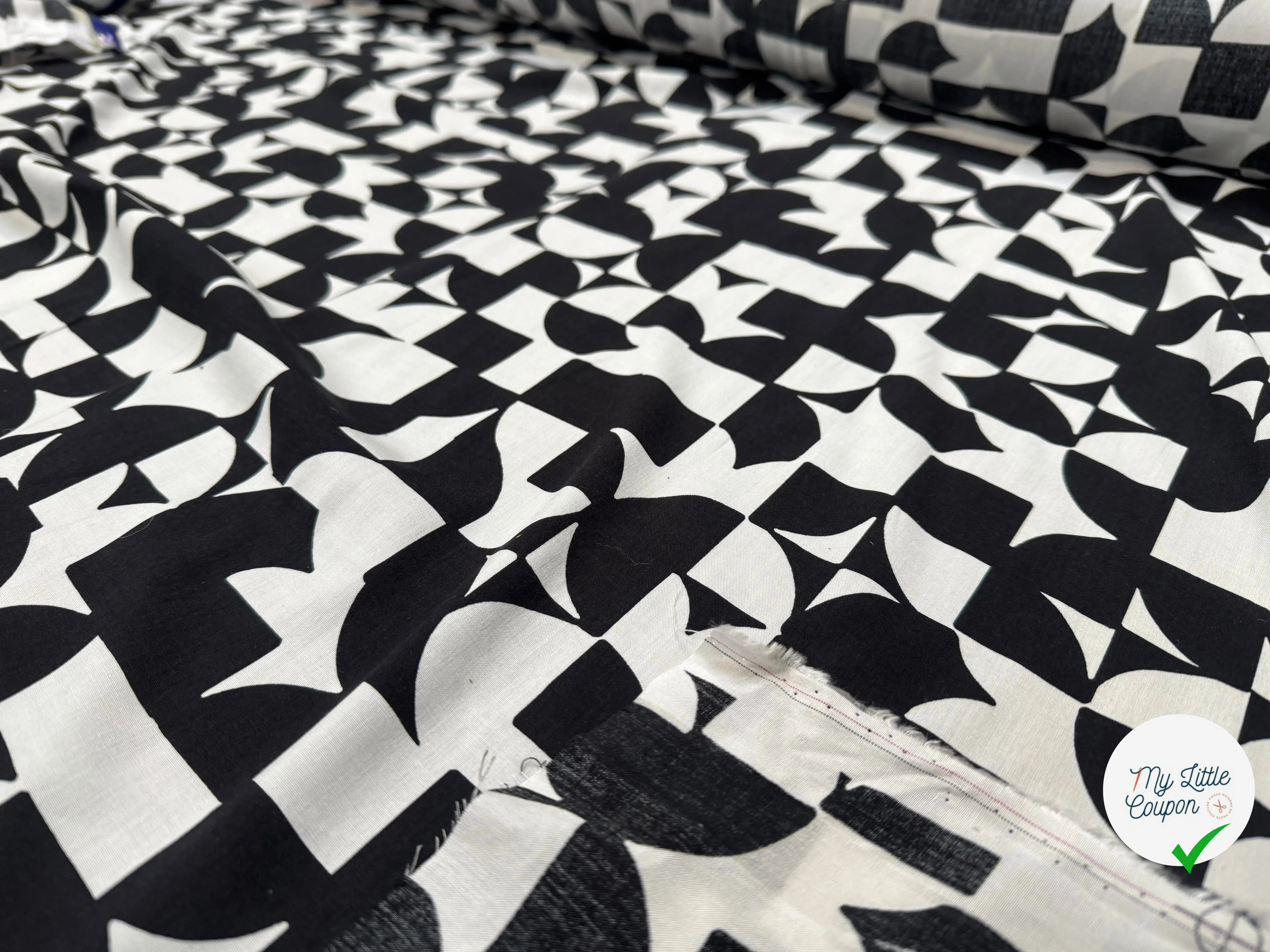 POPELINE VISCOSE NOIRE IMPRIMEE MOTIFS GÉOMÉTRIQUES - My Little Coupon