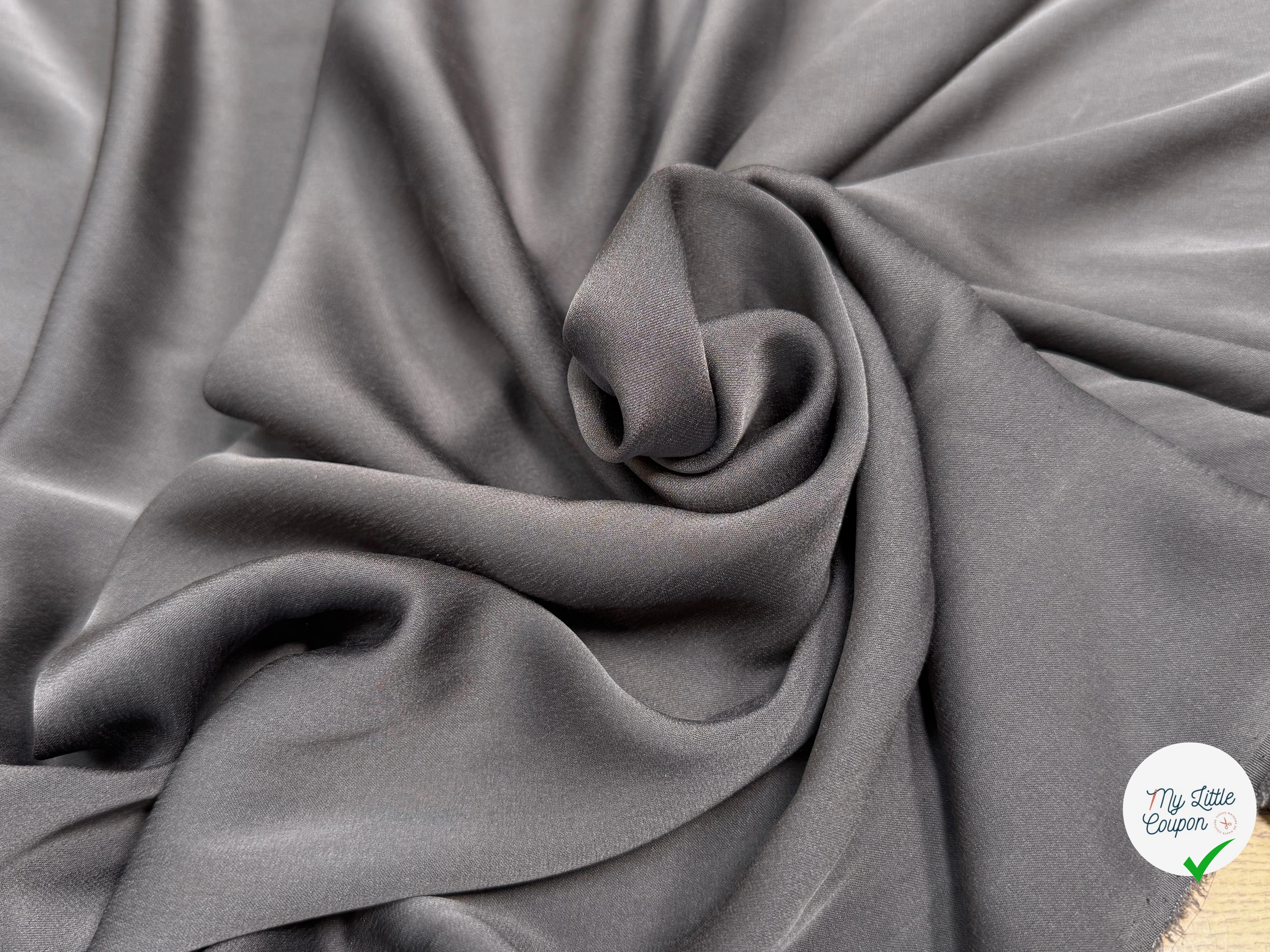 (Chute) SATIN DE SOIE FLUIDE LÉGÈREMENT STRETCH GRIS FONCÉ - My Little Coupon