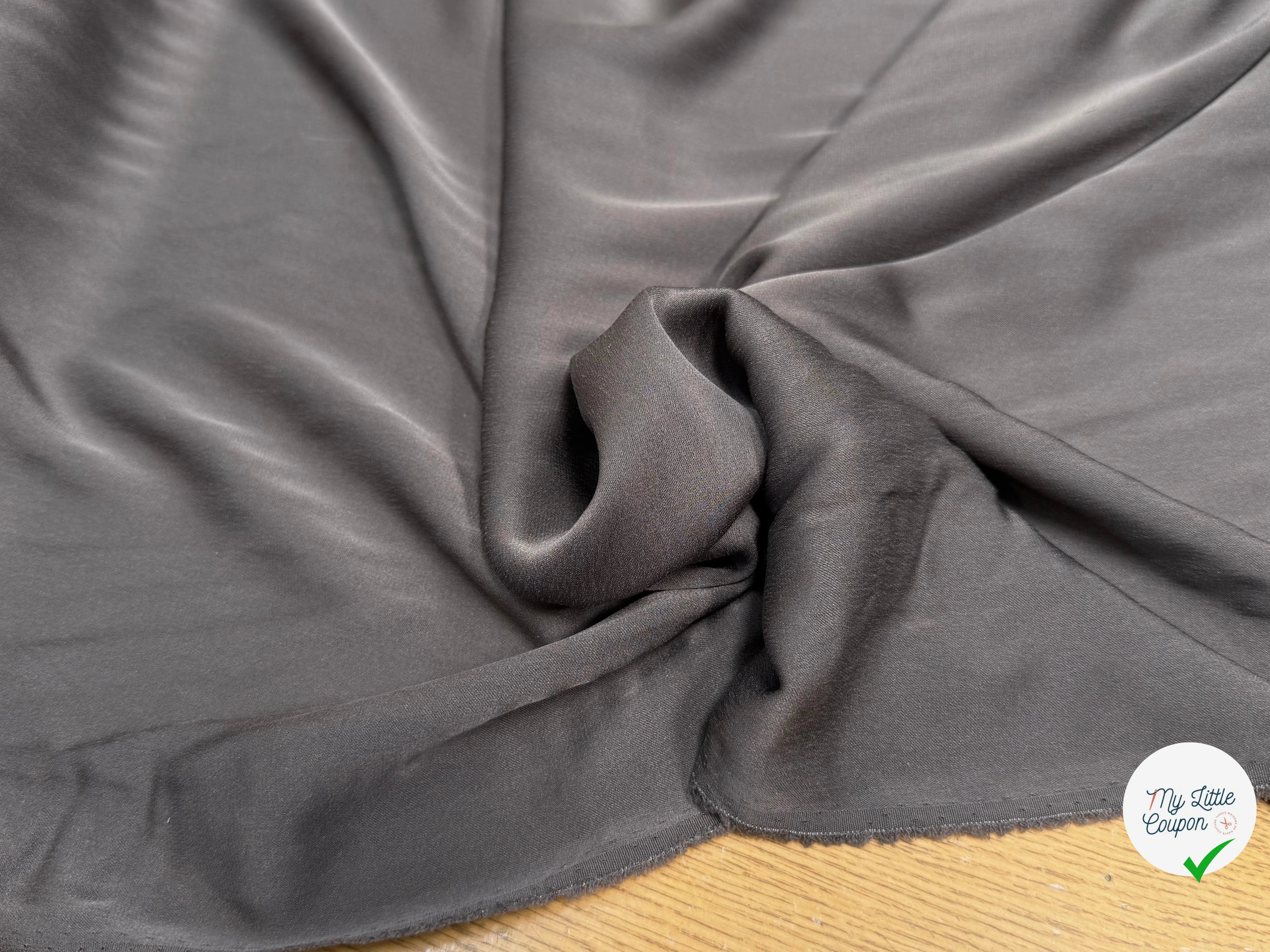 (Chute) SATIN DE SOIE FLUIDE LÉGÈREMENT STRETCH GRIS FONCÉ - My Little Coupon