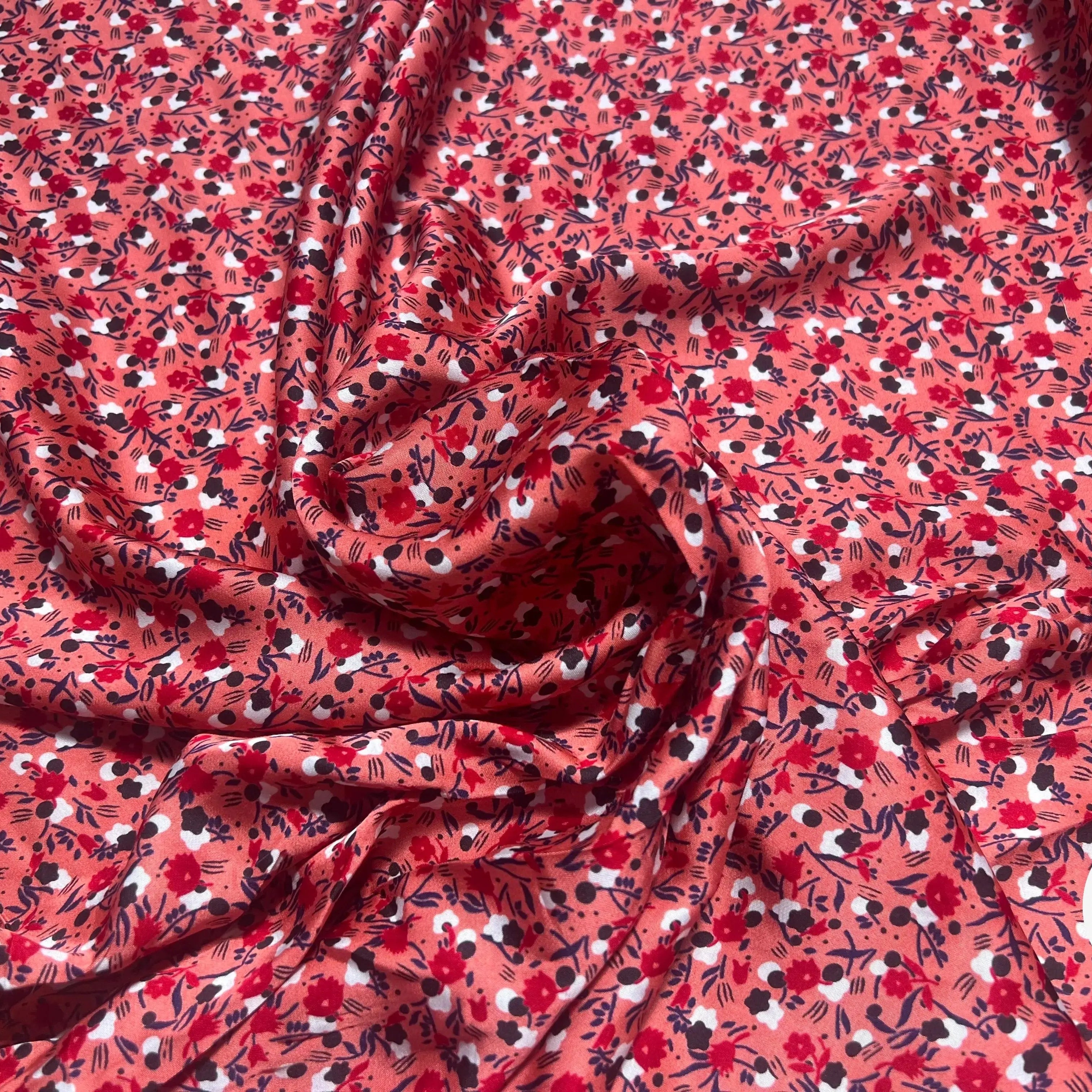SATIN DE VISCOSE FOND ROSE FLEURS BLANC ROUGE ET BLEU - My Little Coupon