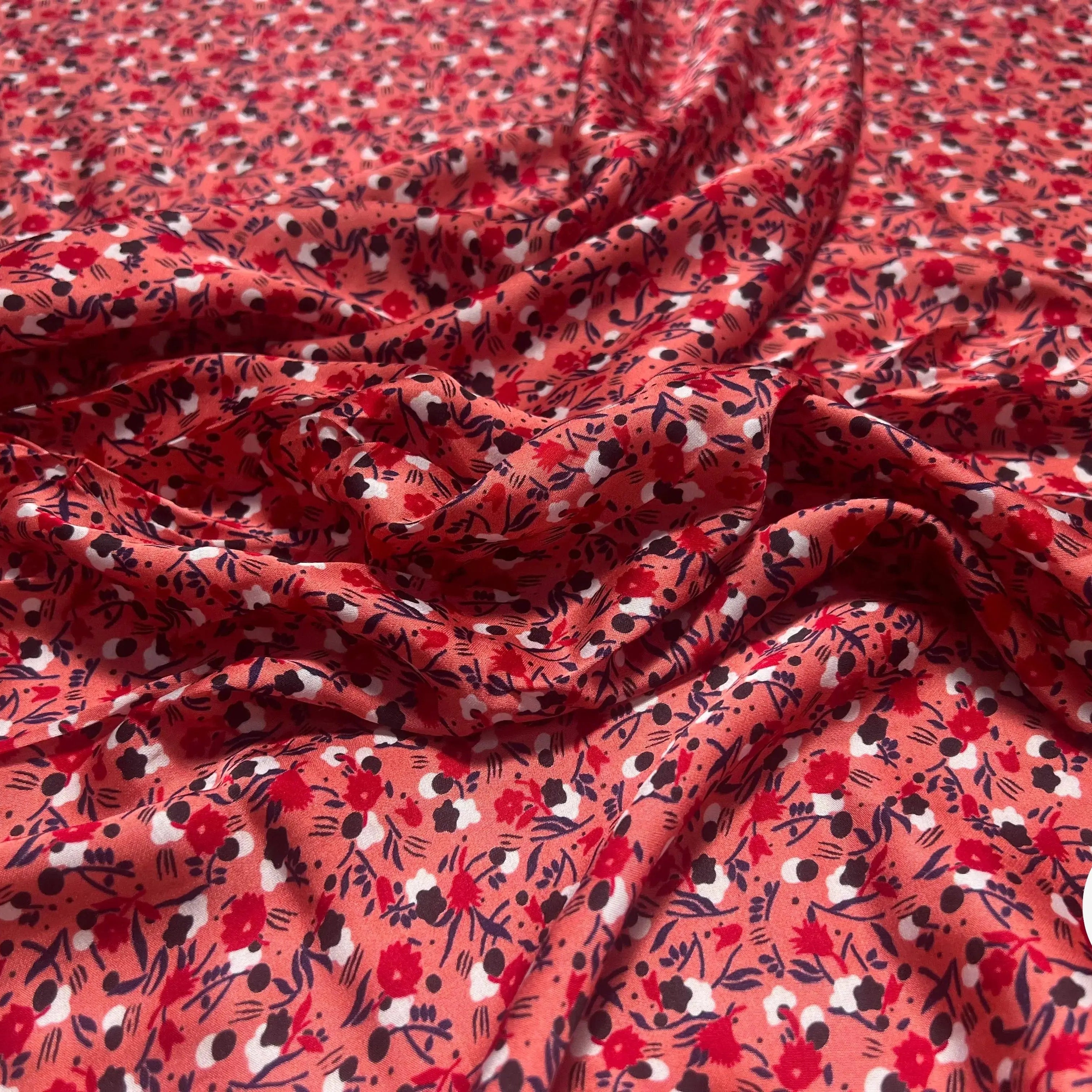 SATIN DE VISCOSE FOND ROSE FLEURS BLANC ROUGE ET BLEU - My Little Coupon