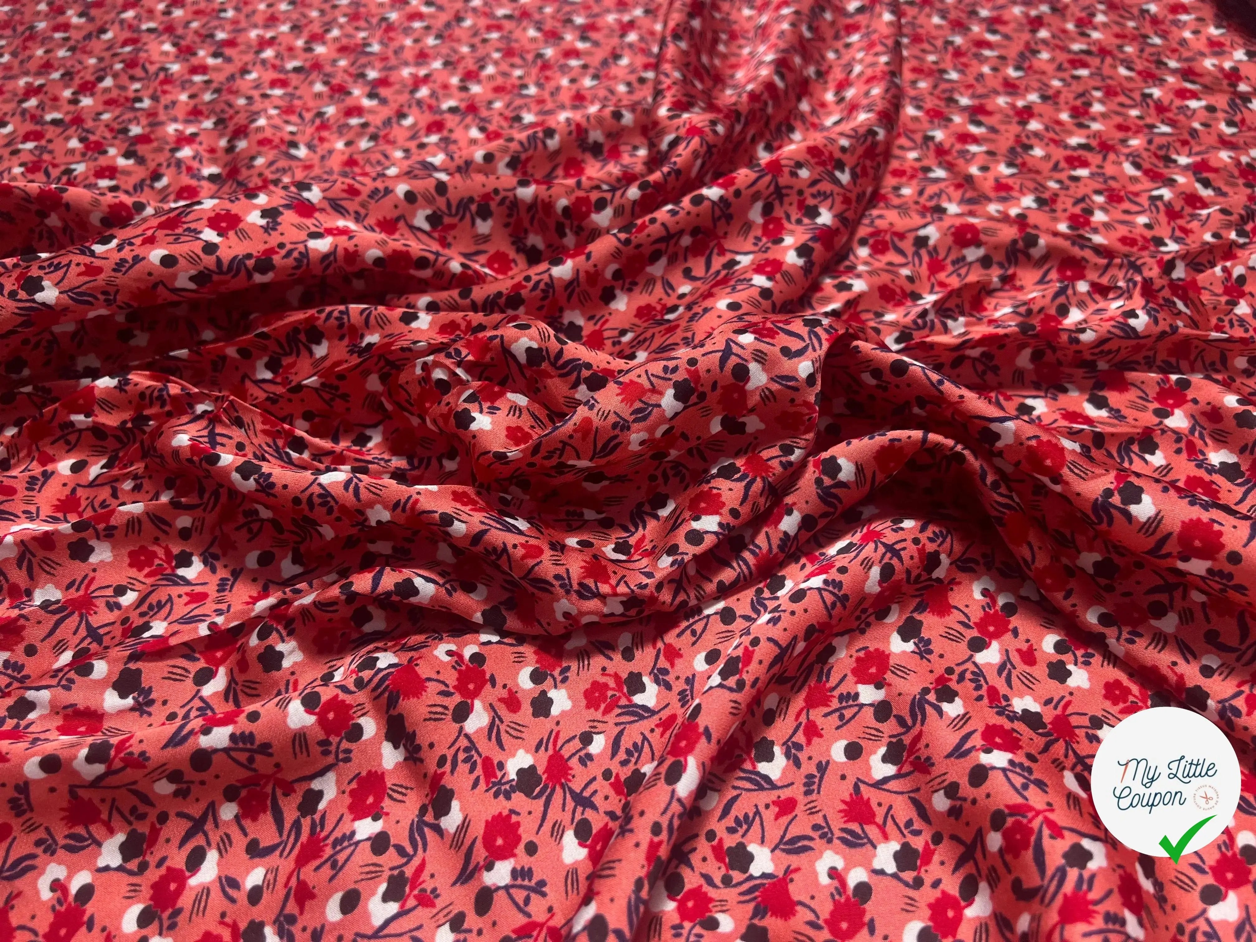 SATIN DE VISCOSE FOND ROSE FLEURS BLANC ROUGE ET BLEU - My Little Coupon