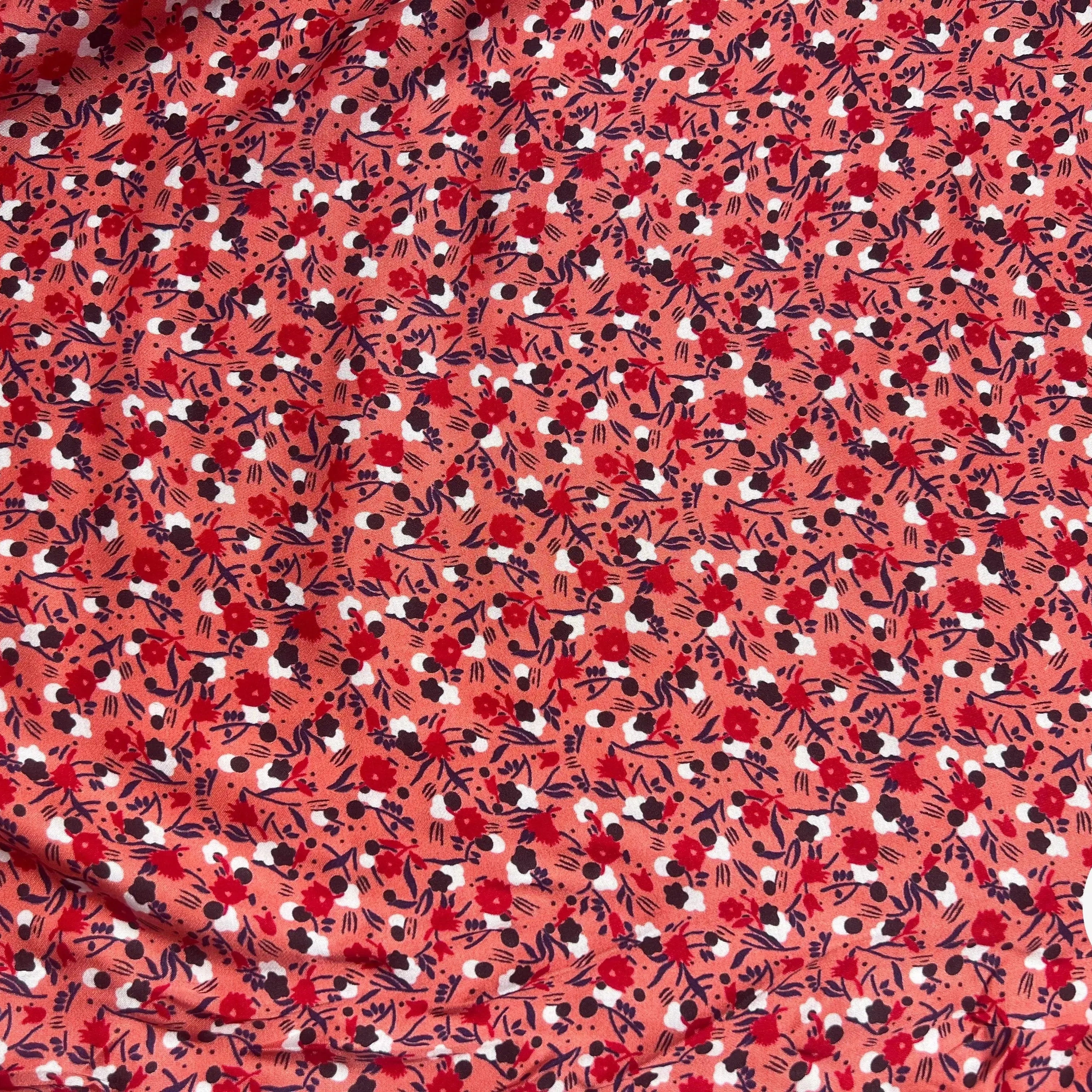 SATIN DE VISCOSE FOND ROSE FLEURS BLANC ROUGE ET BLEU - My Little Coupon